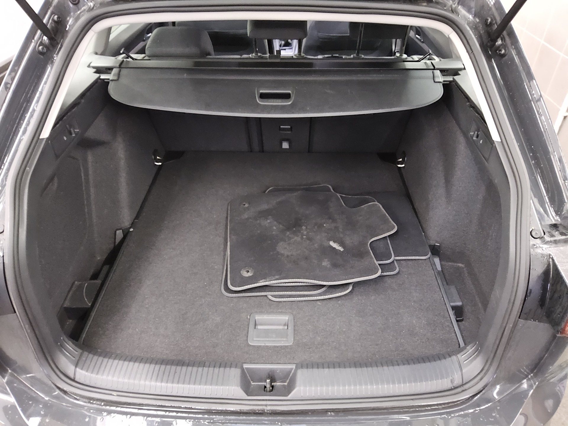 Volkswagen Golf-8 Var. 2.0 TDI Life Navi LED DC ACC 12