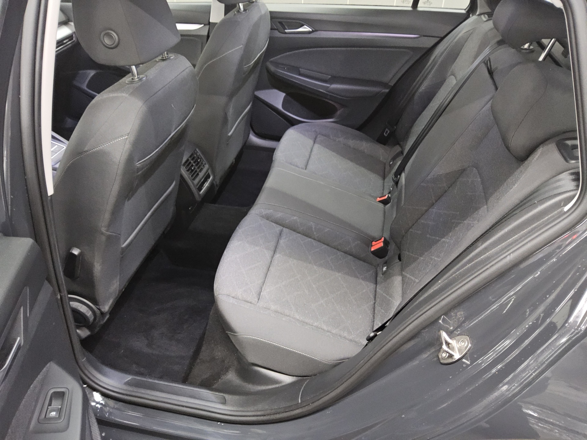 Volkswagen Golf-8 Var. 2.0 TDI Life Navi LED DC ACC 13