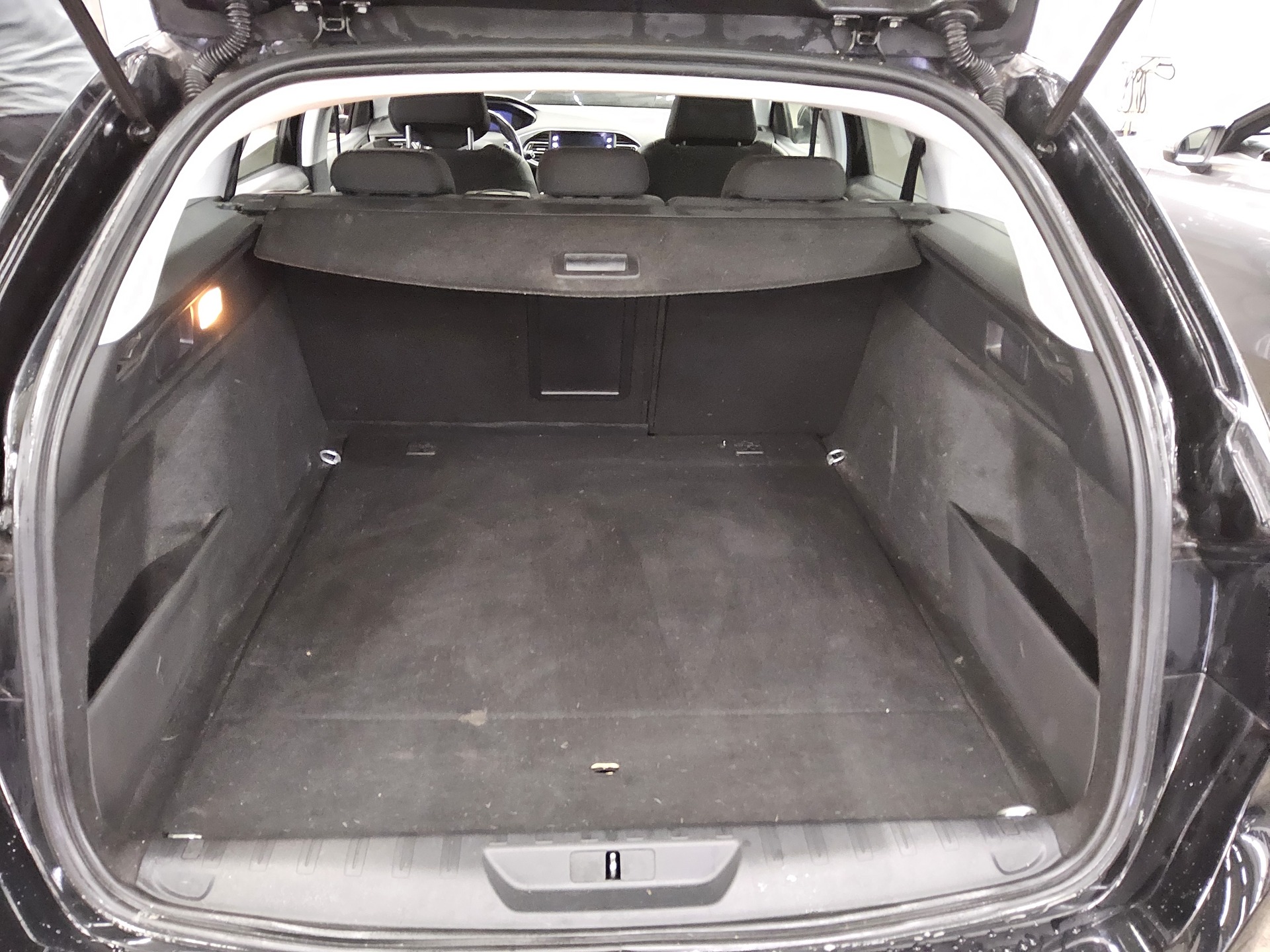 Peugeot 308 1.5 BlueHDI Allure AHK RfK Navi 12