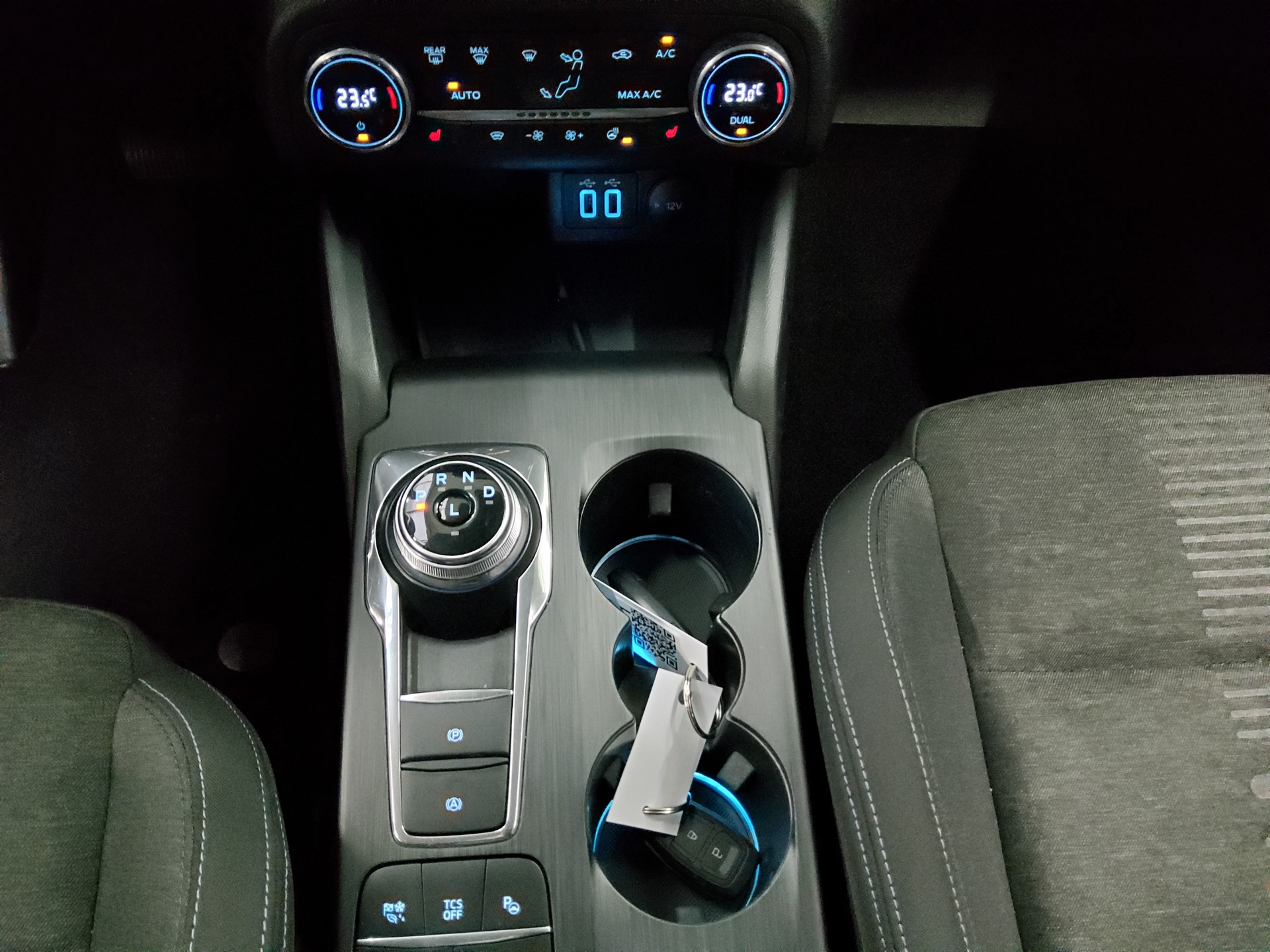 Ford Focus Turnier 1.5 EB Active Navi LED RfK AHK Shz 6