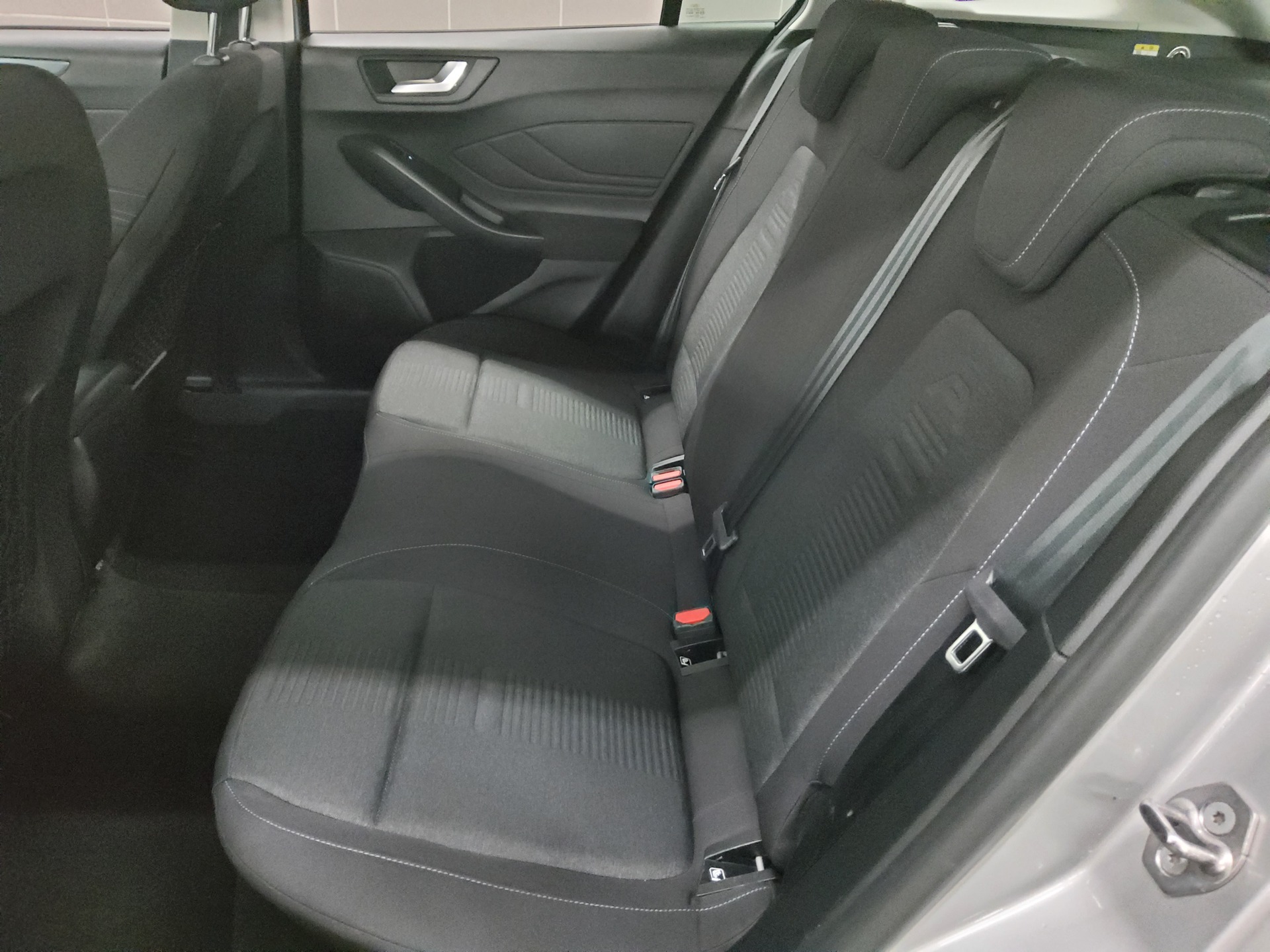 Ford Focus Turnier 1.5 EB Active Navi LED RfK AHK Shz 12