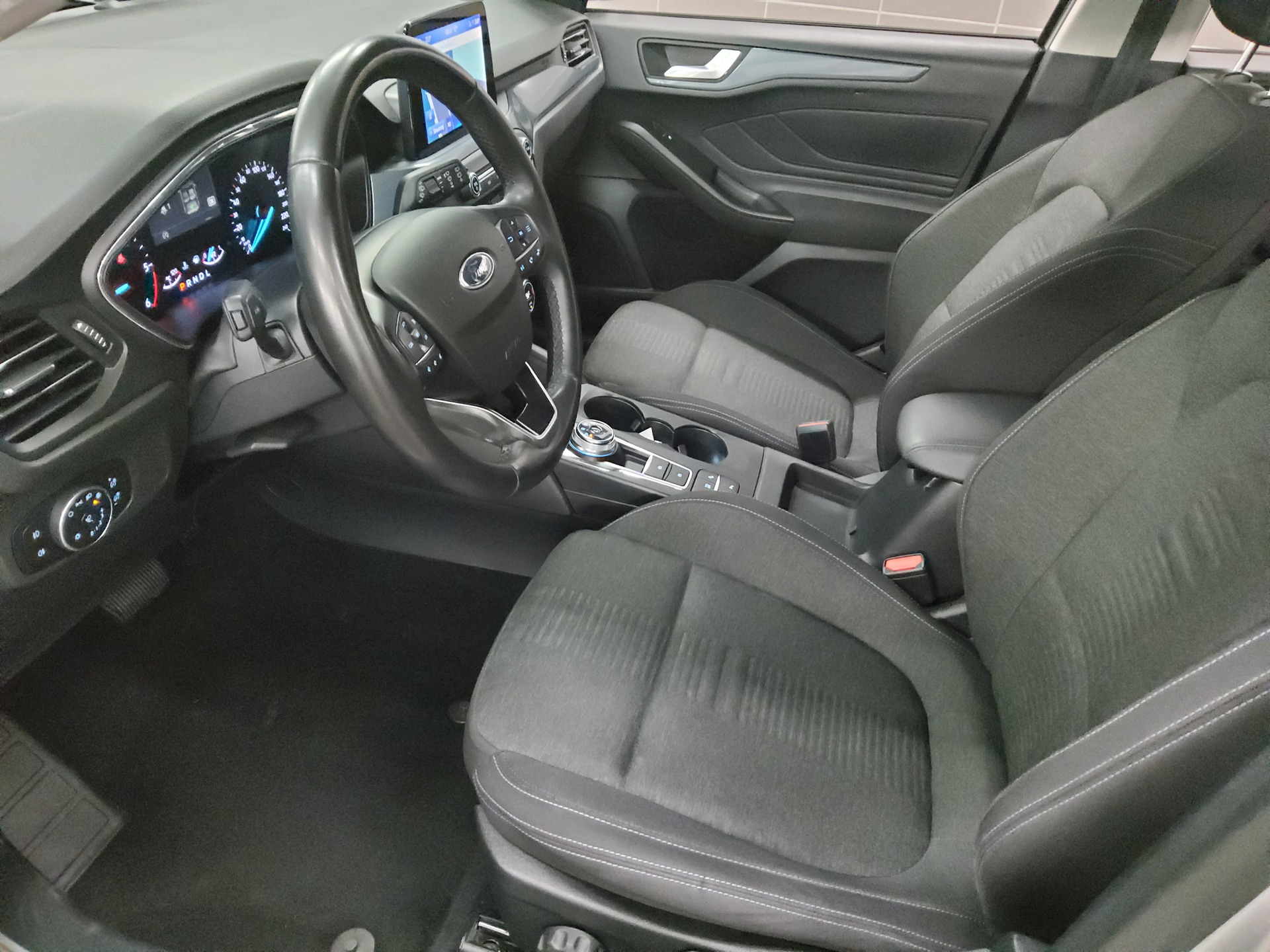 Ford Focus Turnier 1.5 EB Active Navi LED RfK AHK Shz 8