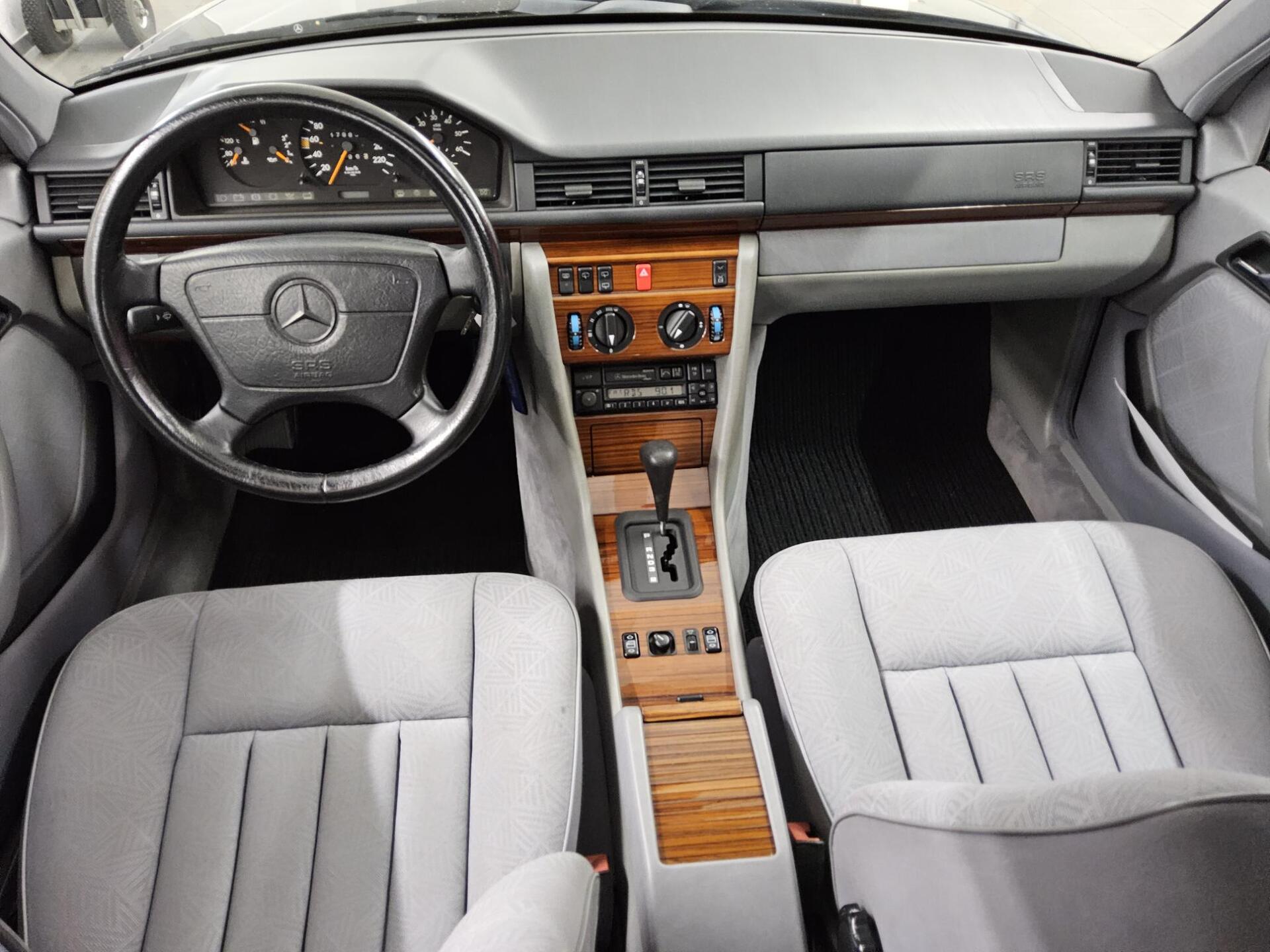 Mercedes-Benz E 300 T-Modell W124 Scheckheftgepflegt 2.Hand SD 5