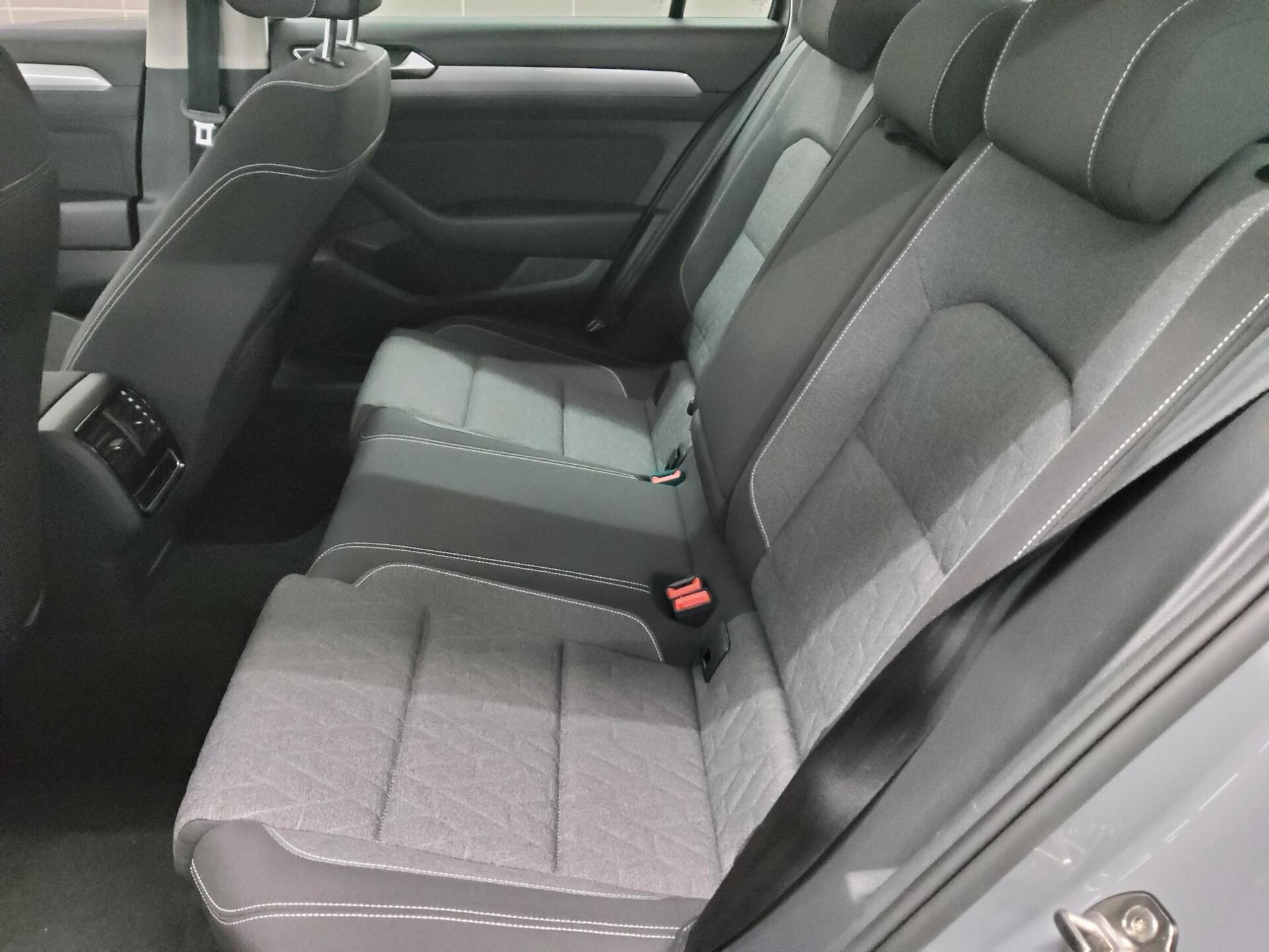 Volkswagen Passat Var. 2.0 TDI Business Navi LED RfK AHK 13