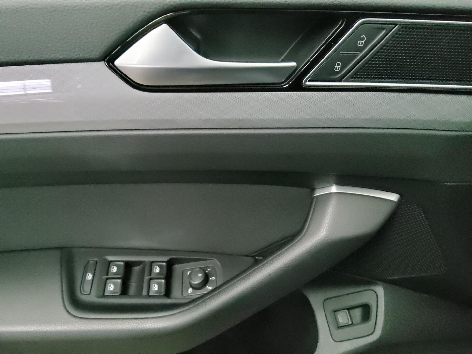 Volkswagen Passat Var. 2.0 TDI Business Navi LED RfK AHK 9