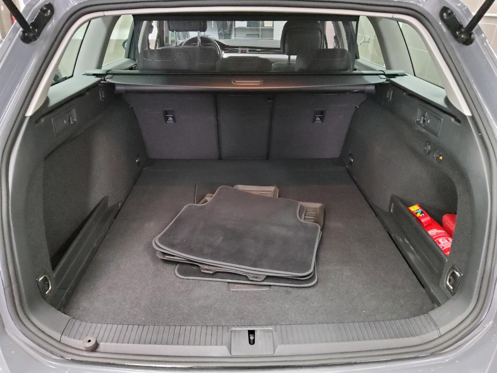 Volkswagen Passat Var. 2.0 TDI Business Navi LED RfK AHK 11