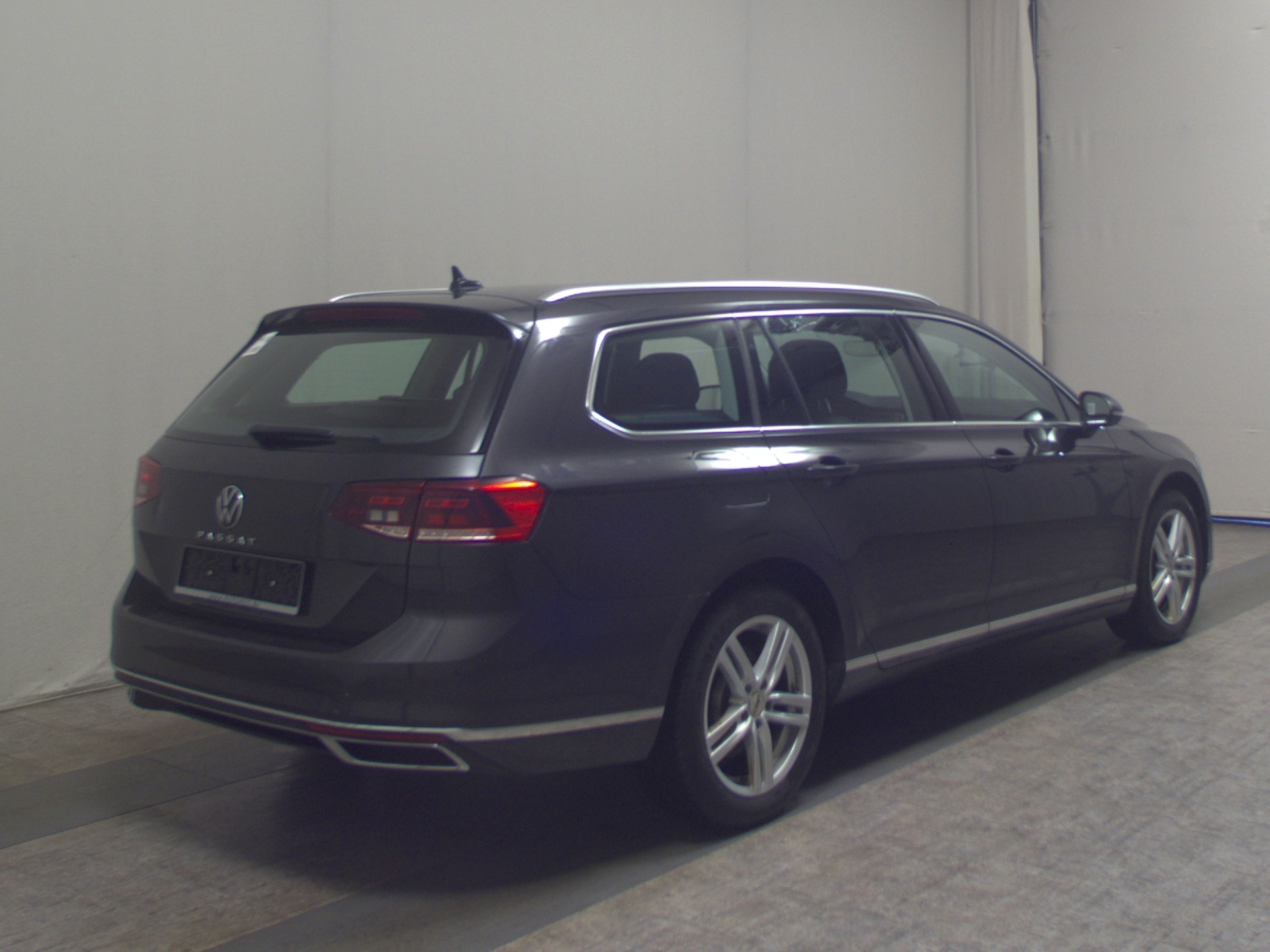 Volkswagen Passat Var. 2.0 TDI Elegance AHK DC Navi LED RFK 4