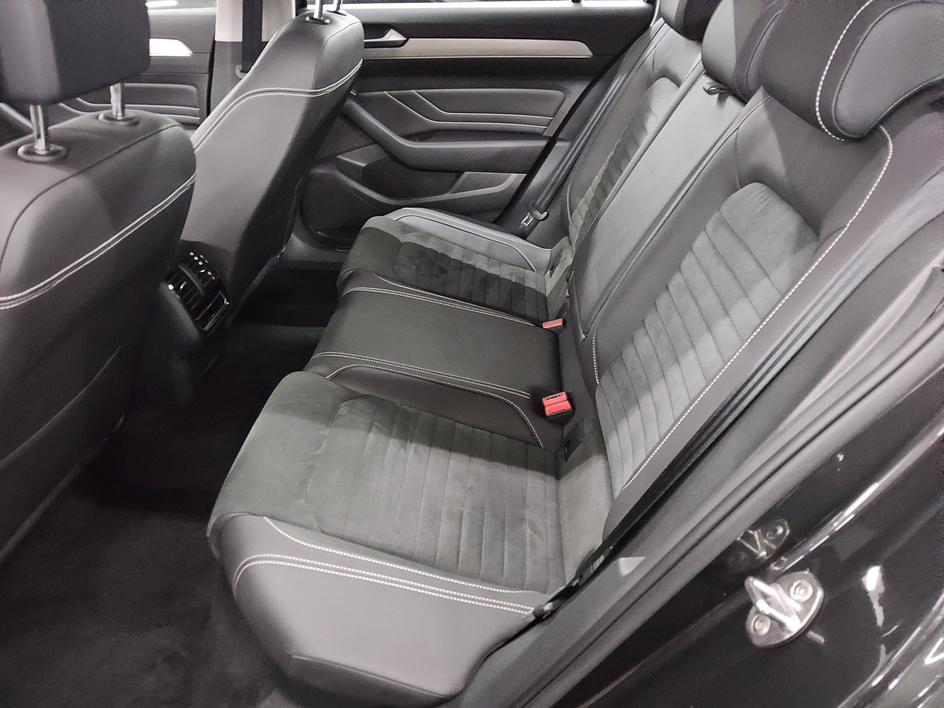 Volkswagen Passat Var. 2.0 TDI Elegance AHK DC Navi LED RFK 13