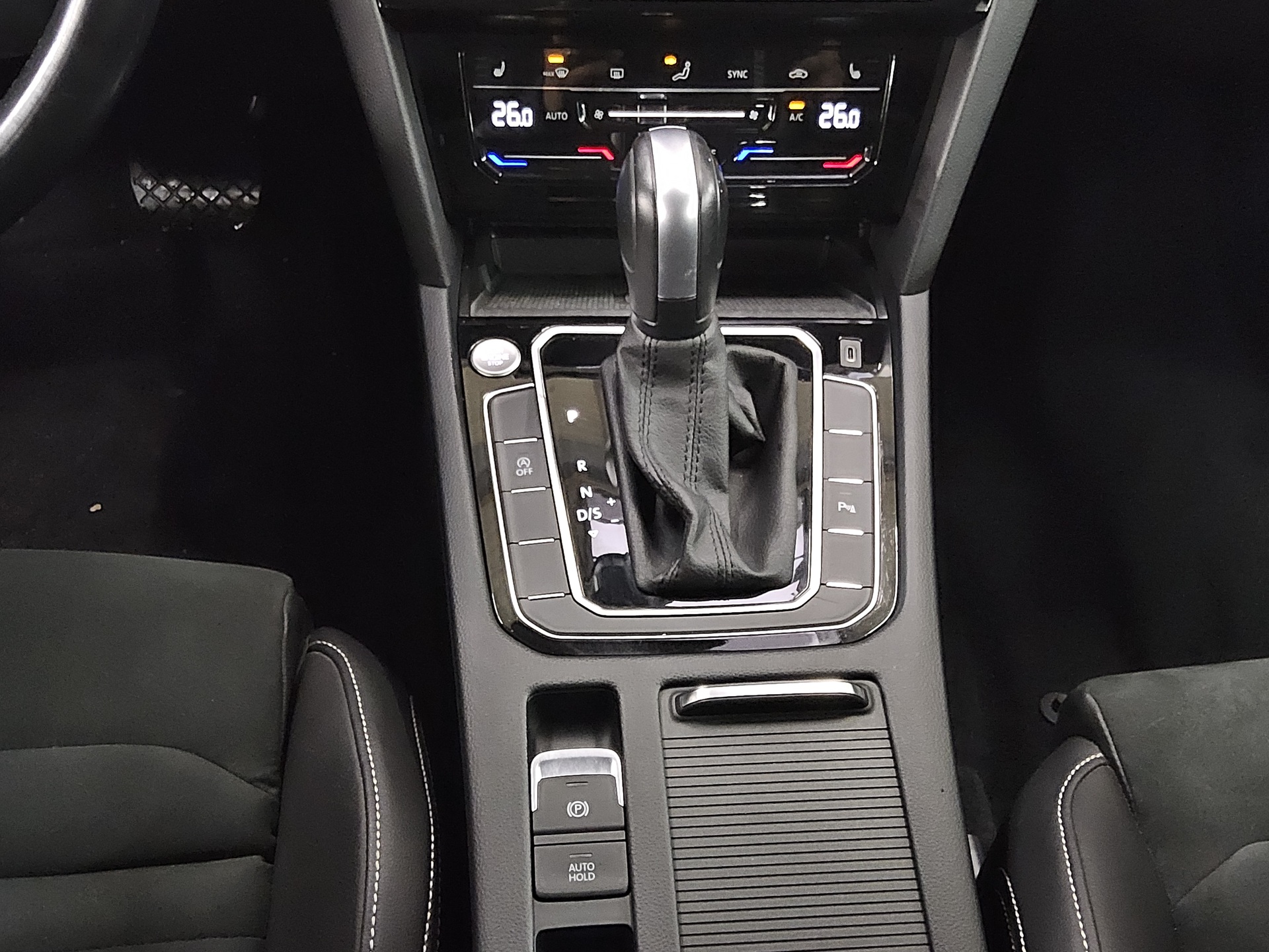 Volkswagen Passat Var. 2.0 TDI Elegance AHK DC Navi LED RFK 6