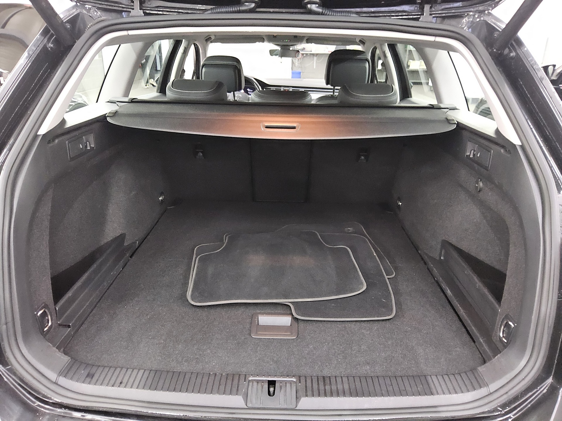 Volkswagen Passat Var. 2.0 TDI Elegance AHK DC Navi LED RFK 12