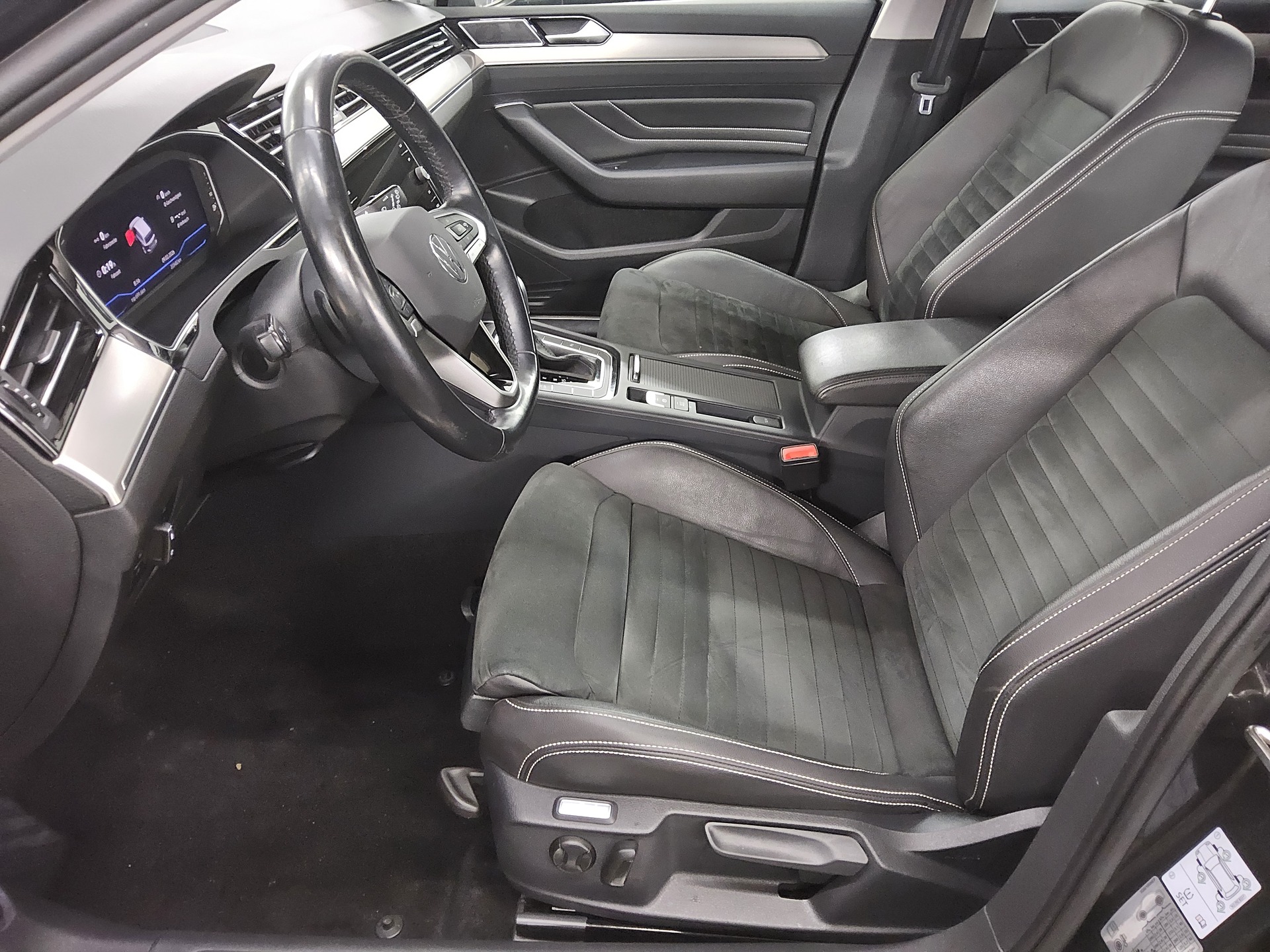 Volkswagen Passat Var. 2.0 TDI Elegance AHK DC Navi LED RFK 9