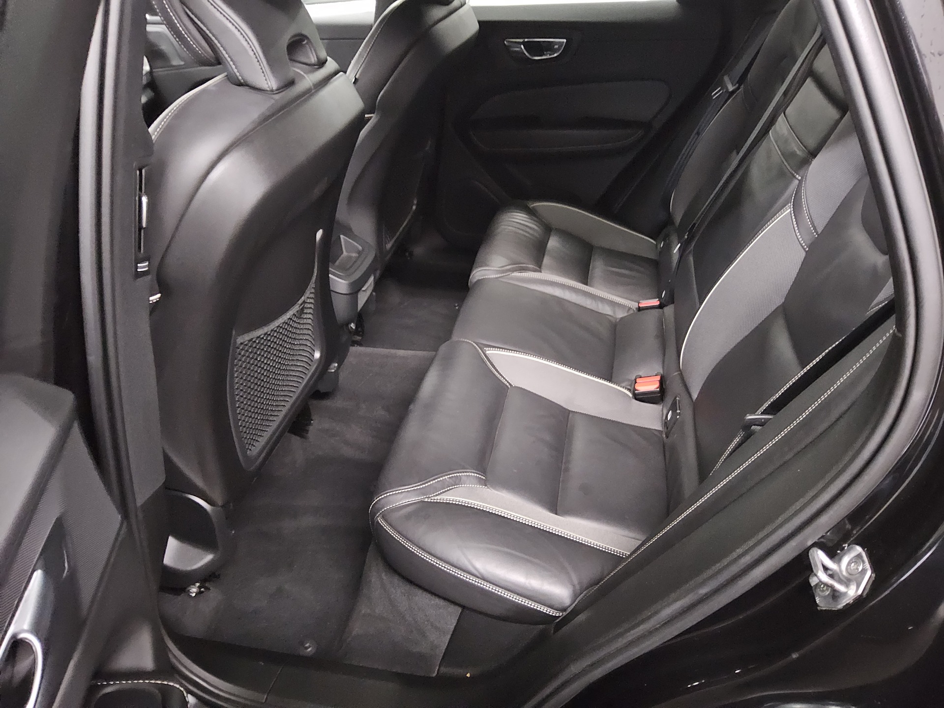 Volvo XC60 B5 AWD R-Design Navi LED+ H-K AHK RFK 13