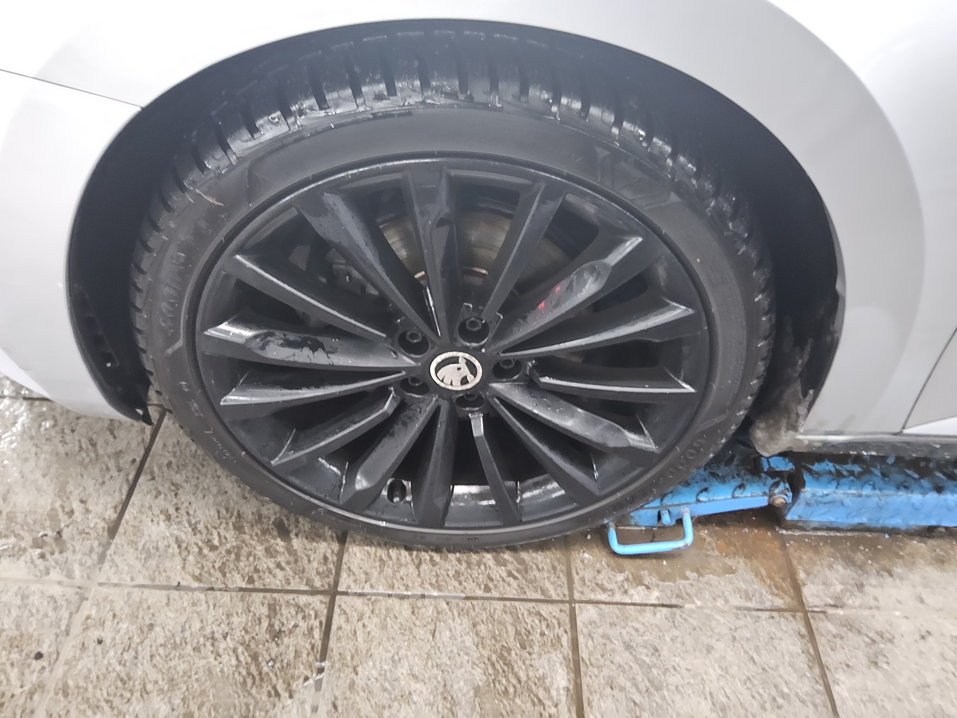 Skoda Superb Kombi 2.0 TDI L&K Leder Navi Xenon Pano 10