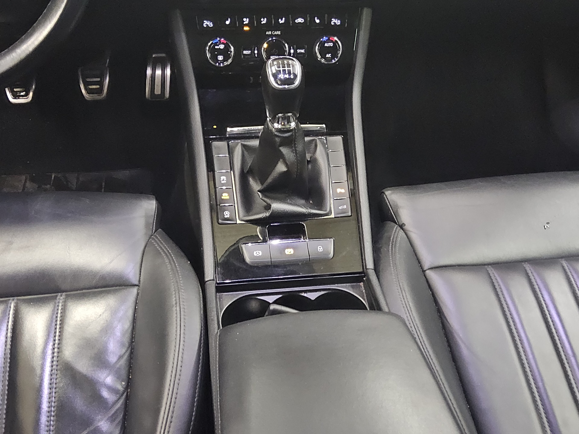 Skoda Superb Kombi 2.0 TDI L&K Leder Navi Xenon Pano 6