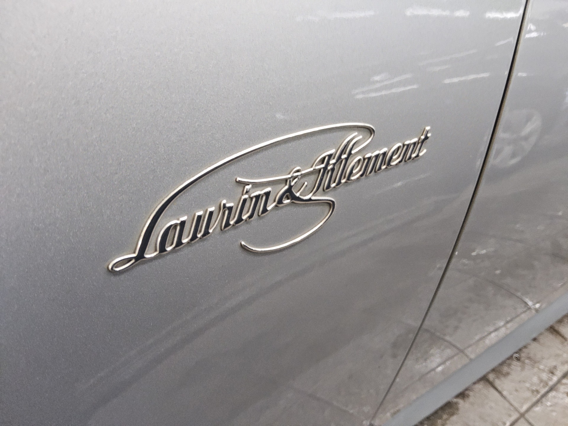 Skoda Superb Kombi 2.0 TDI L&K Leder Navi Xenon Pano 11