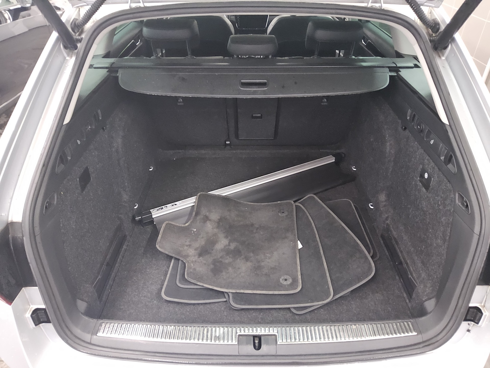 Skoda Superb Kombi 2.0 TDI L&K Leder Navi Xenon Pano 13