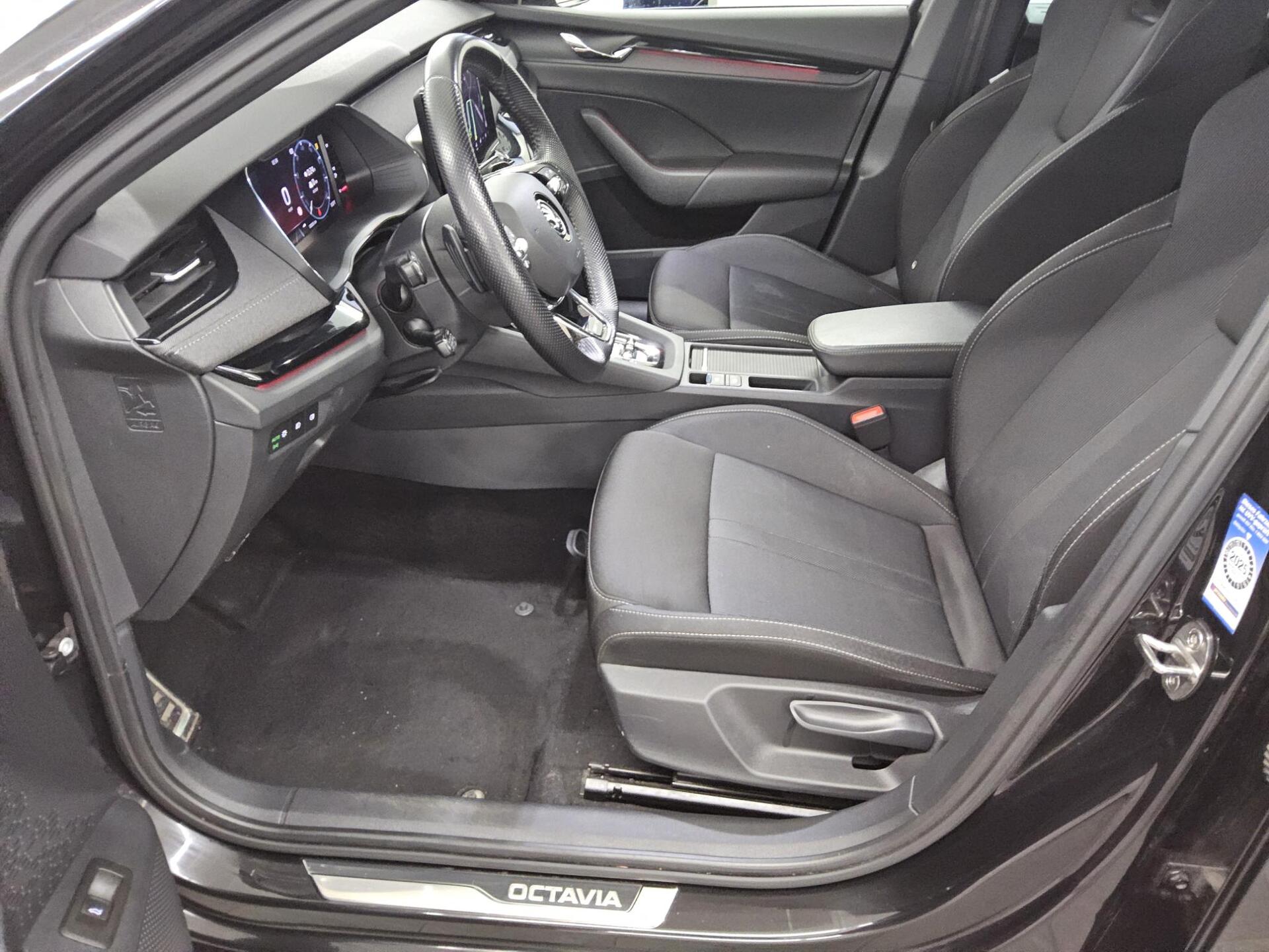 Skoda Octavia Kombi 2.0 TDI SportLine Navi LED RFK HuD 9