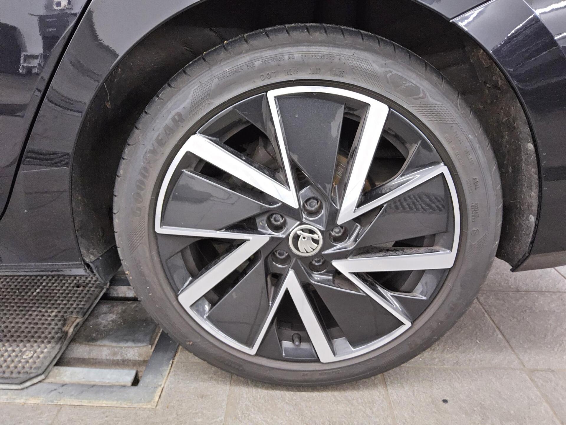 Skoda Octavia Kombi 2.0 TDI SportLine Navi LED RFK HuD 11