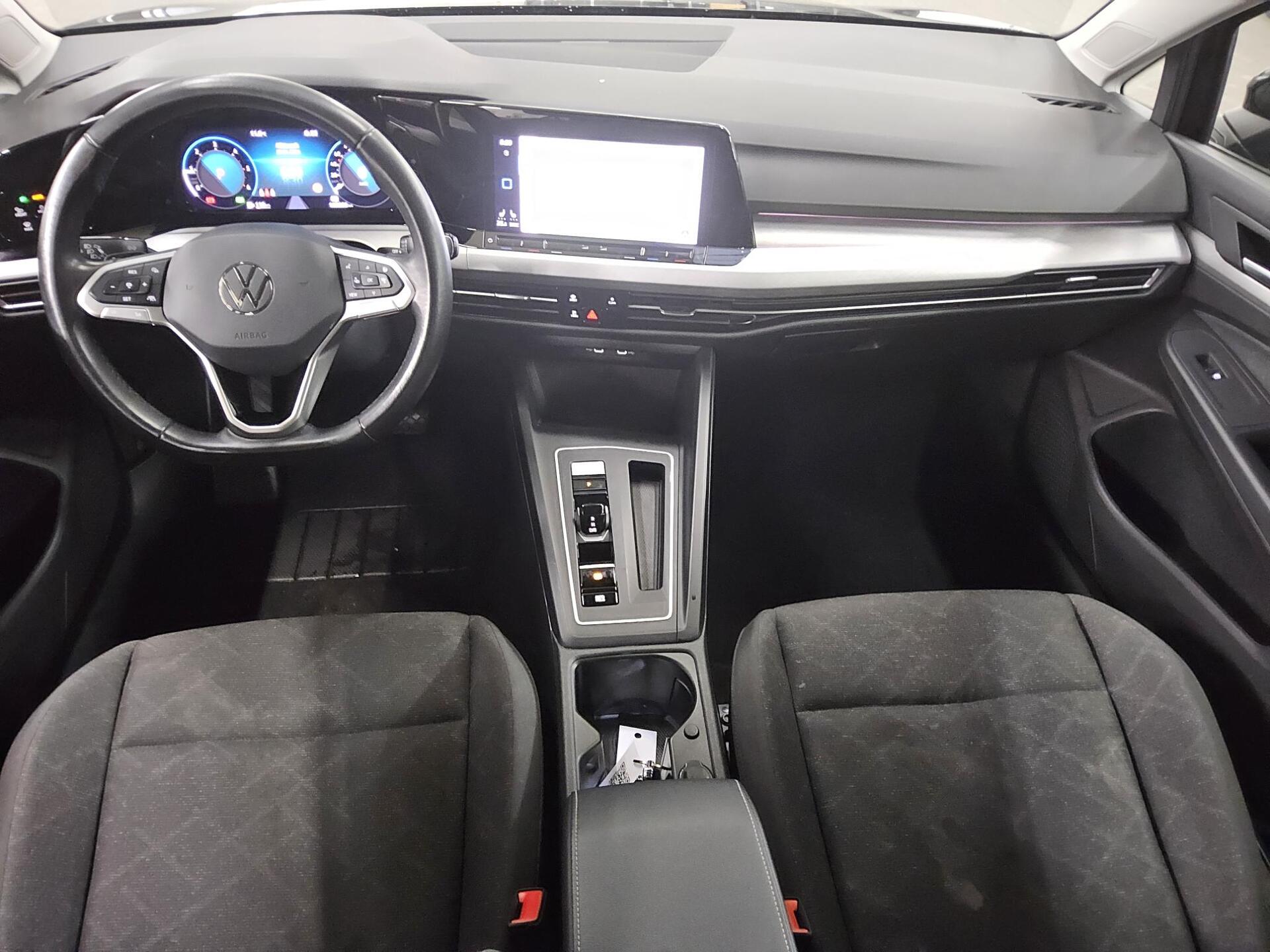 Volkswagen Golf-8 Var. 2.0 TDI Life Navi LED DC ACC Shz PDC 5