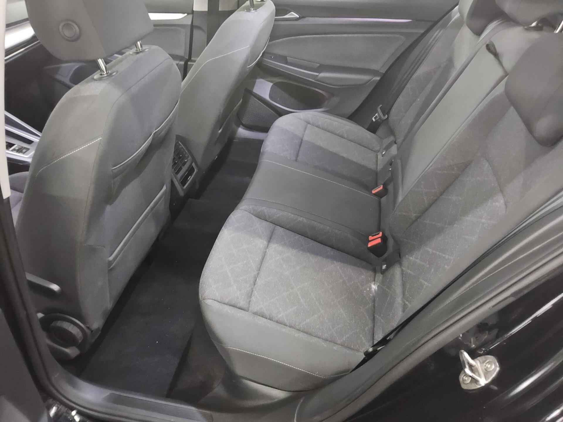 Volkswagen Golf-8 Var. 2.0 TDI Life Navi LED DC ACC Shz PDC 13