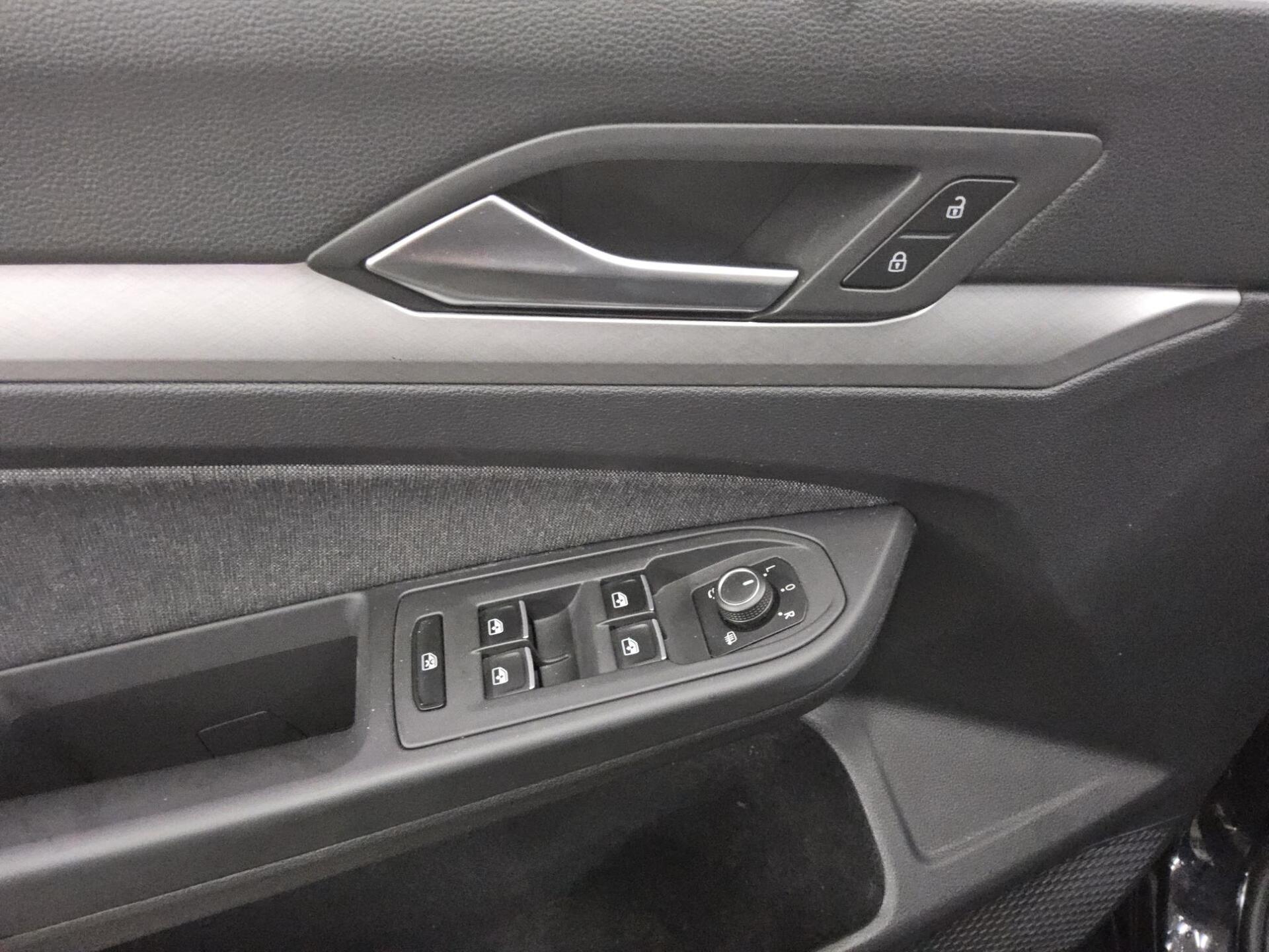 Volkswagen Golf-8 Var. 2.0 TDI Life Navi LED DC ACC Shz PDC 10