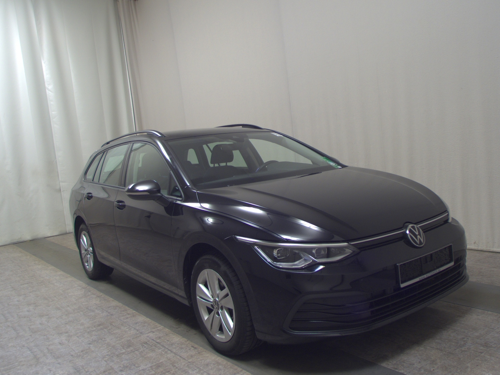 Volkswagen Golf-8 Var. 2.0 TDI Life Navi LED DC ACC Shz PDC 3