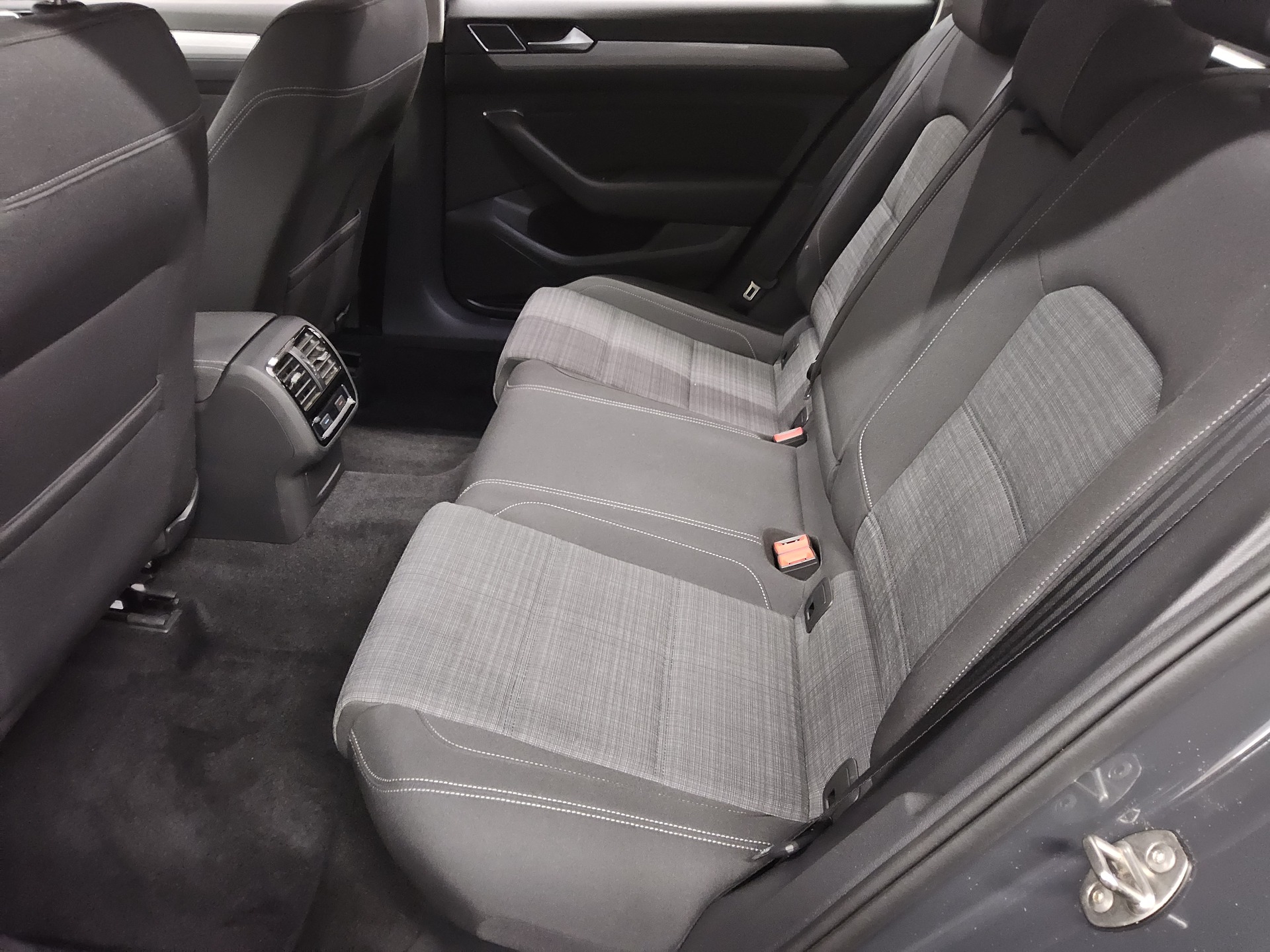 Volkswagen Passat Var. 2.0 TDI Business Navi IQ.Light AID 13