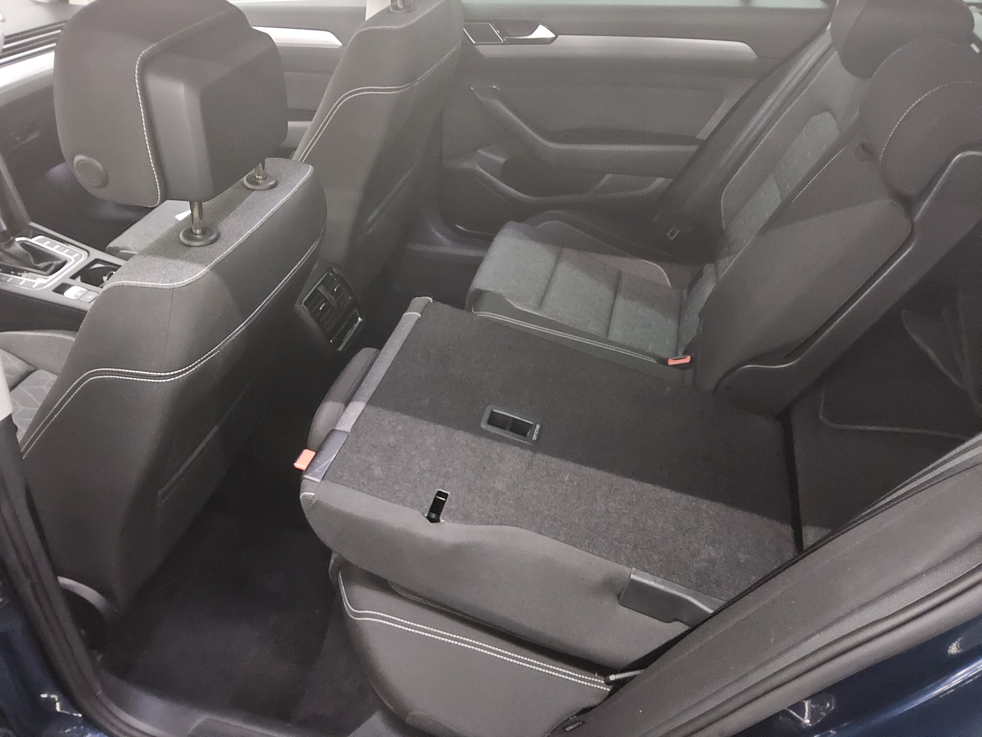 Volkswagen Passat Var. 2.0 TDI Business Navi LED ACC RFK 12