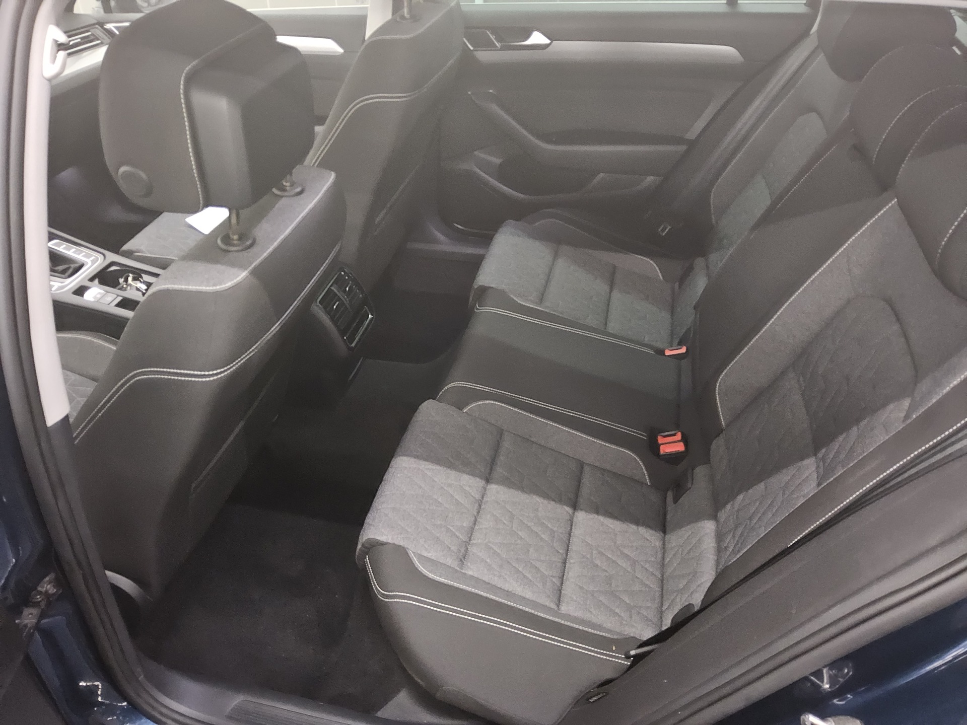 Volkswagen Passat Var. 2.0 TDI Business Navi LED ACC RFK 13
