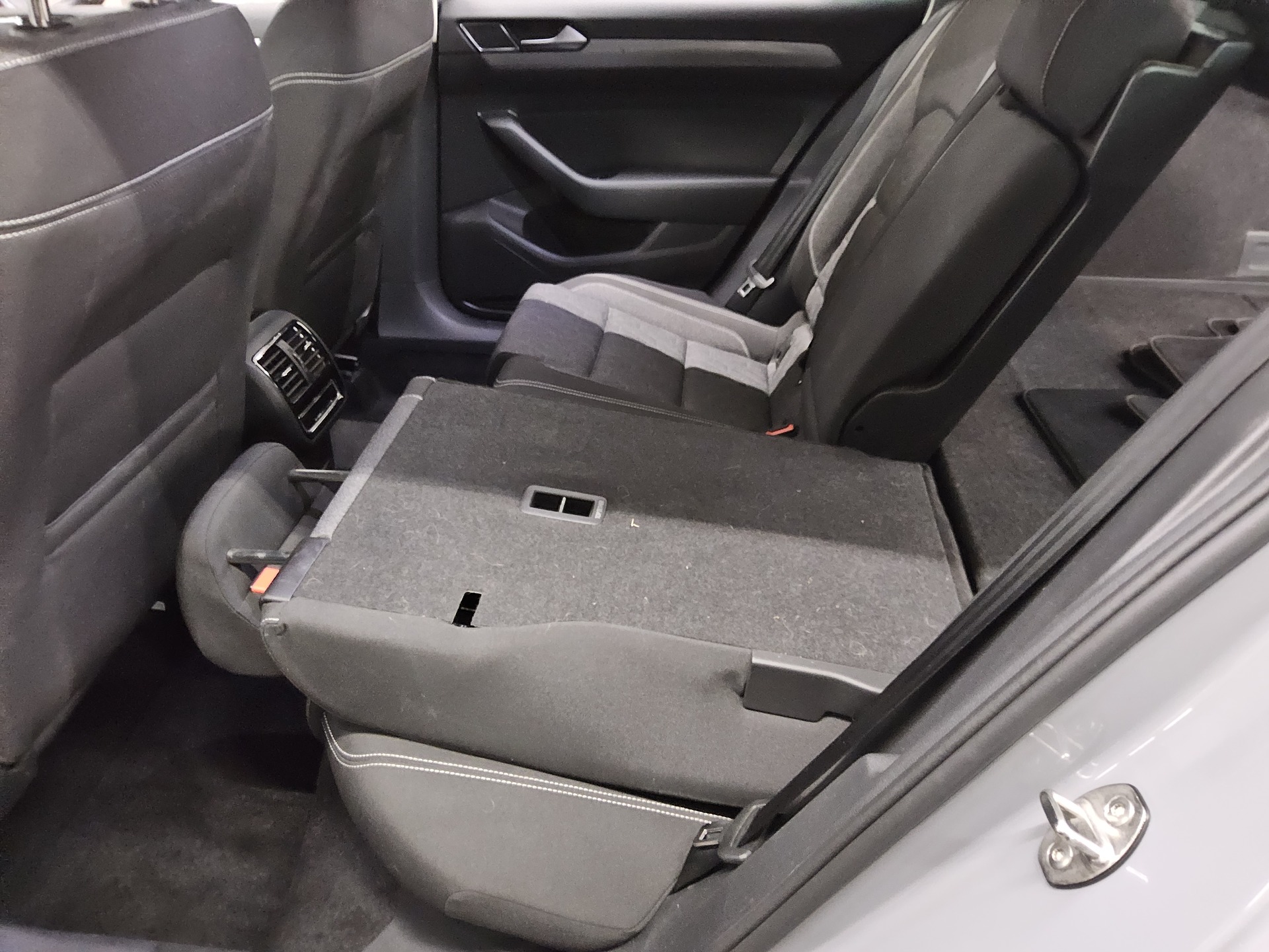 Volkswagen Passat Var. 2.0 TDI Business Navi RfK LED ACC 12