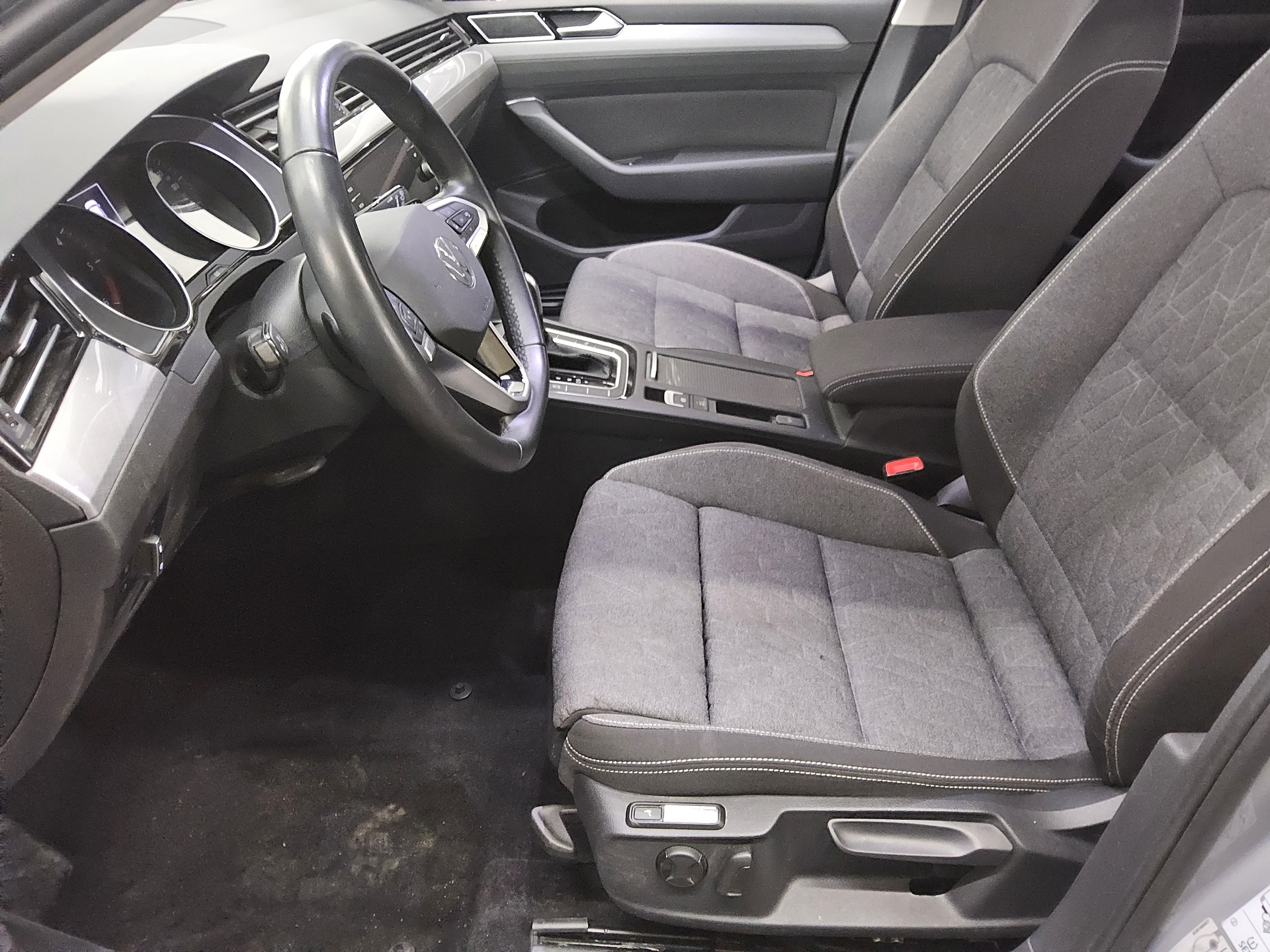 Volkswagen Passat Var. 2.0 TDI Business Navi RfK LED ACC 8