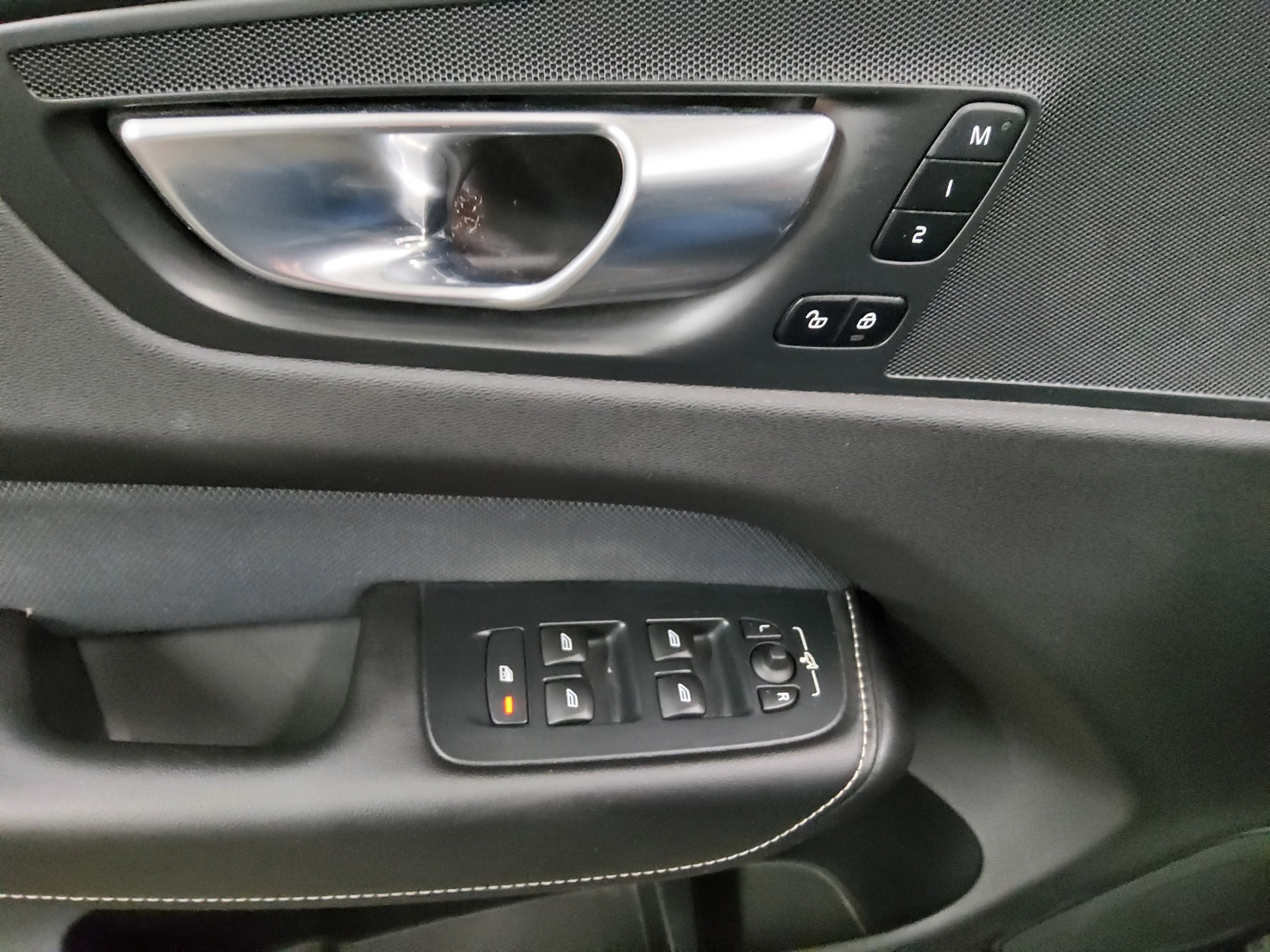 Volvo XC60 D4 R-Design T-Leder Navi LED Pano AHK StHzg 10