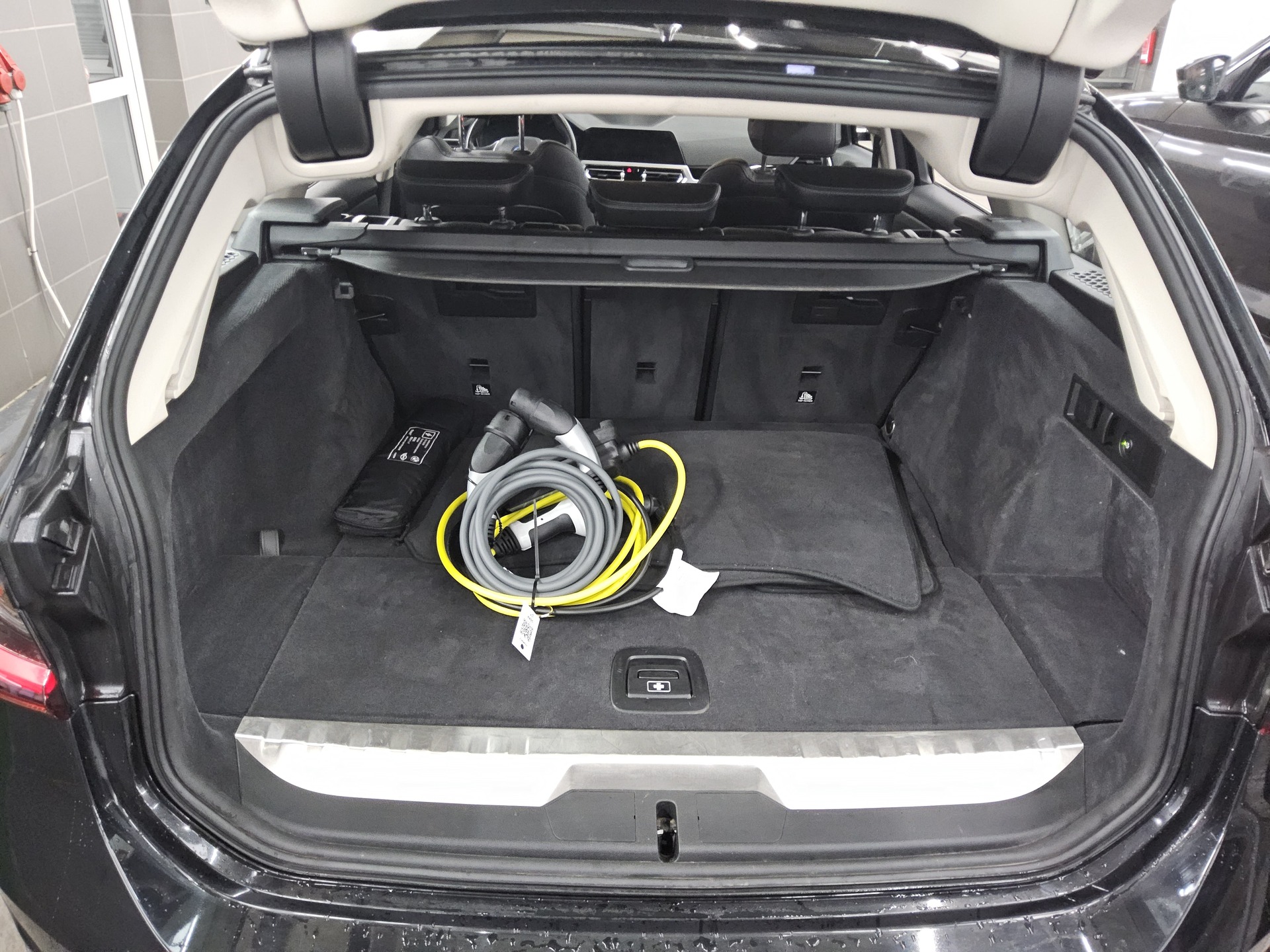 BMW 330e Touring Sport-Line AHK LC Pro HiFi Navi LED 12