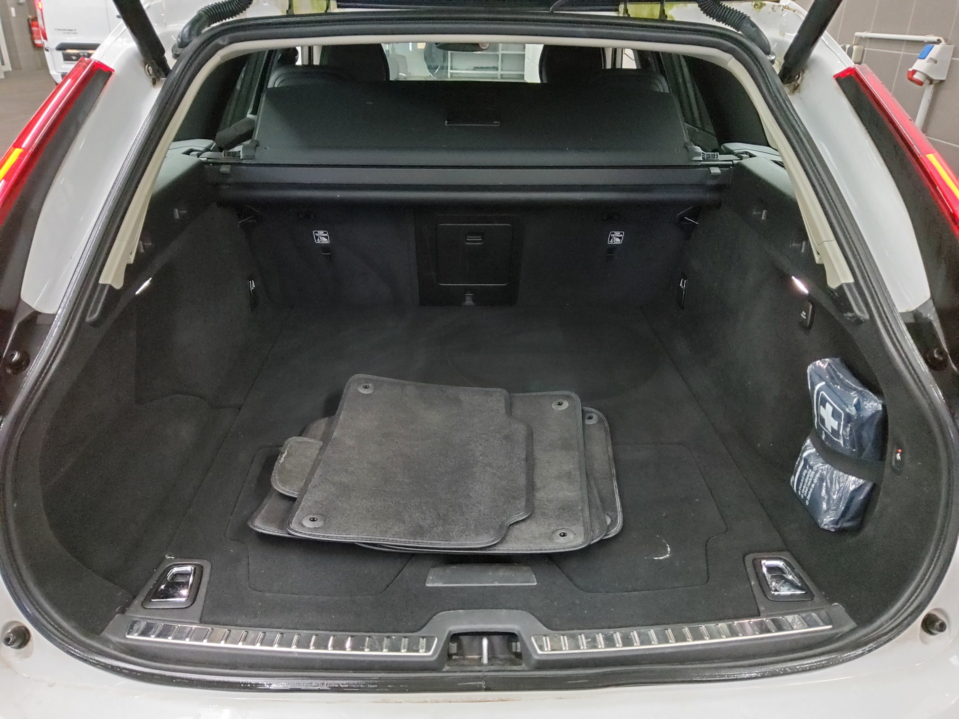 Volvo V90 D4 AWD Inscription Leder Navi LED AHK Memory 12