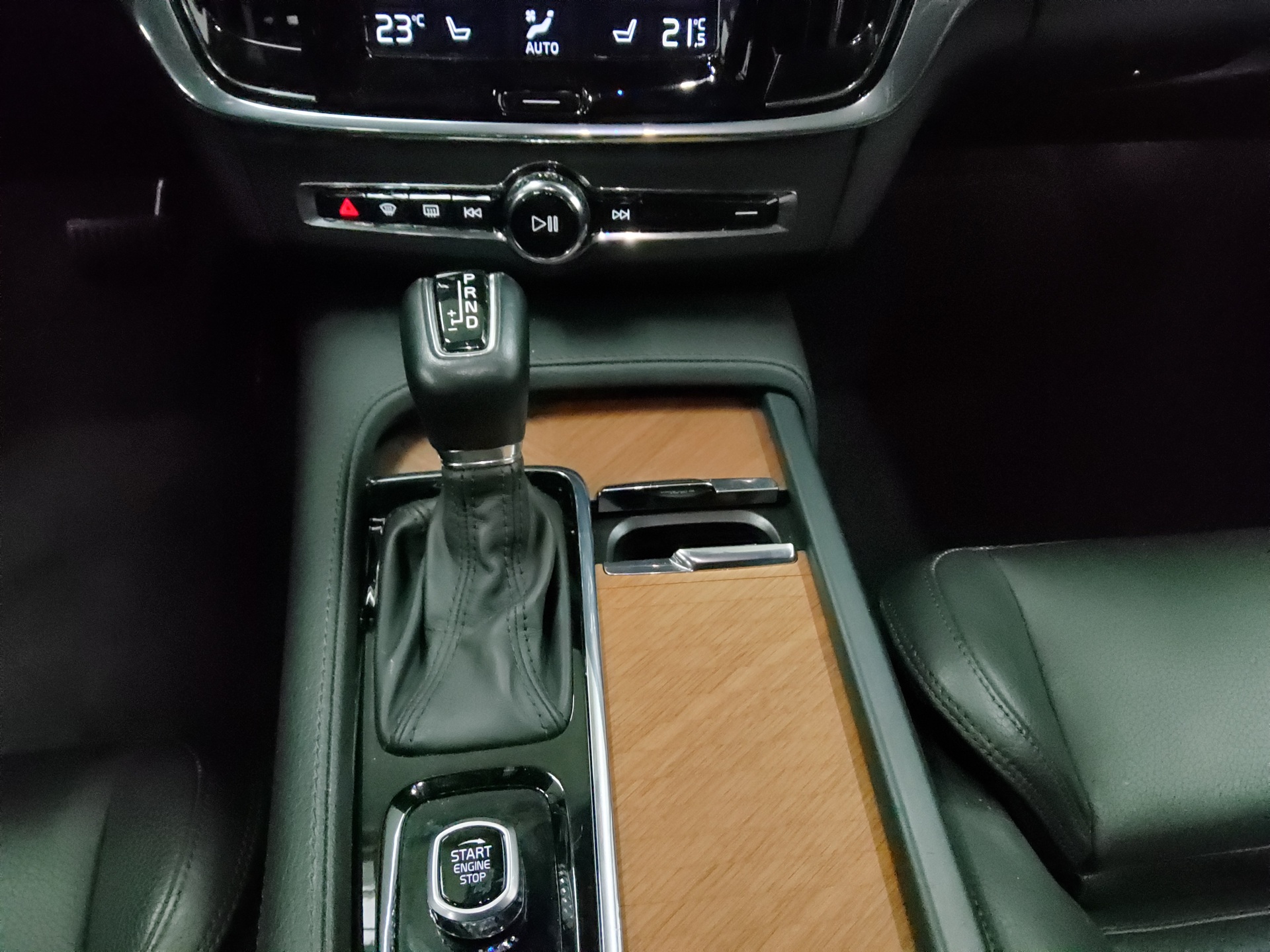 Volvo V90 D4 AWD Inscription Leder Navi LED AHK Memory 6