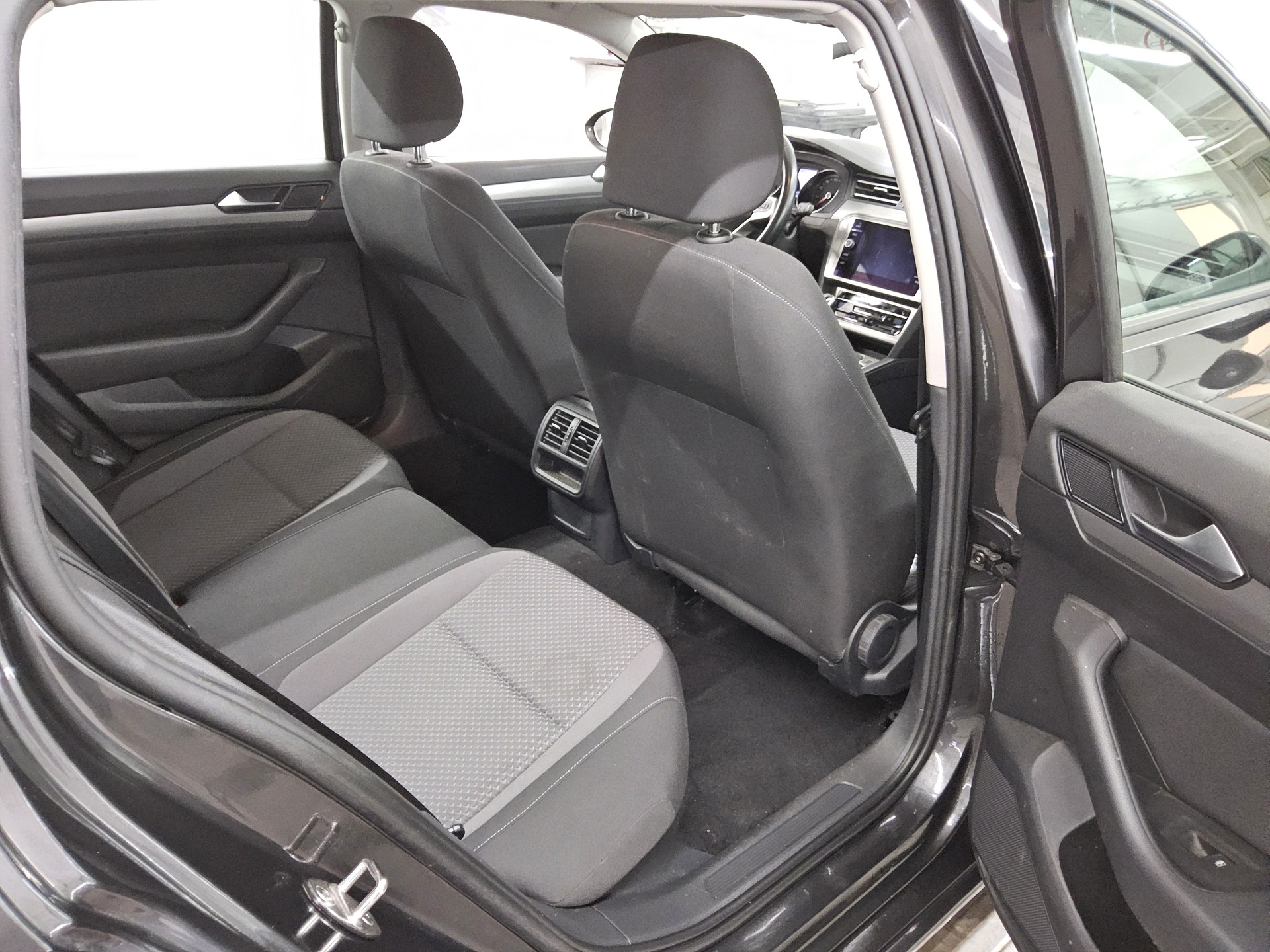 Volkswagen Passat Var. 2.0 TDI Navi LED AHK RFK 13