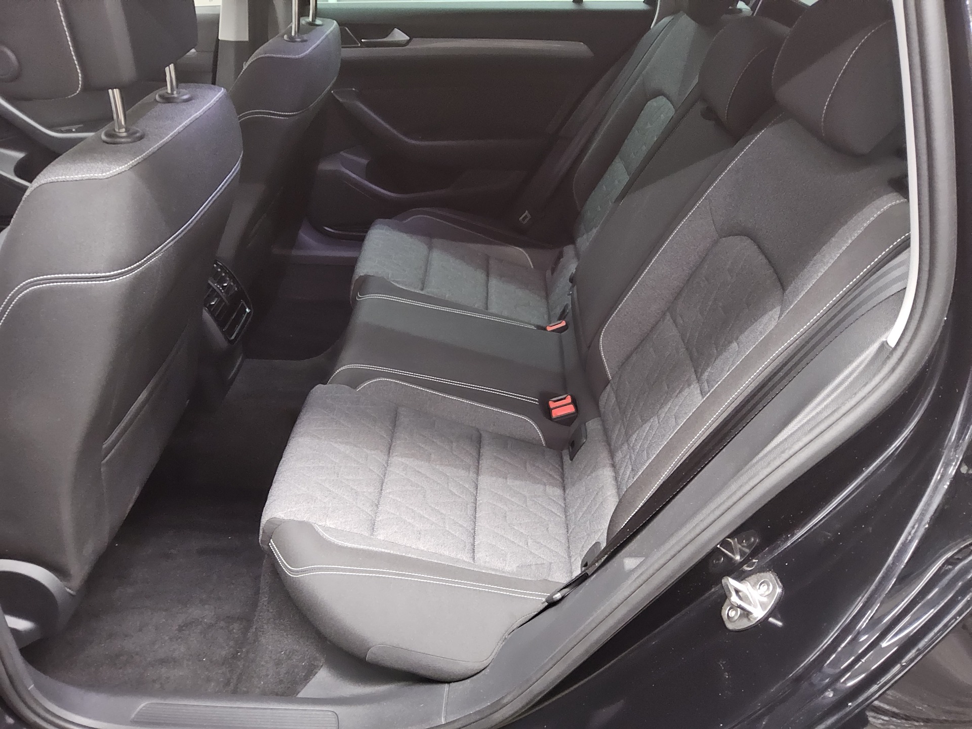 Volkswagen Passat Var. 2.0 TDI Business Navi LED AID RFK 13