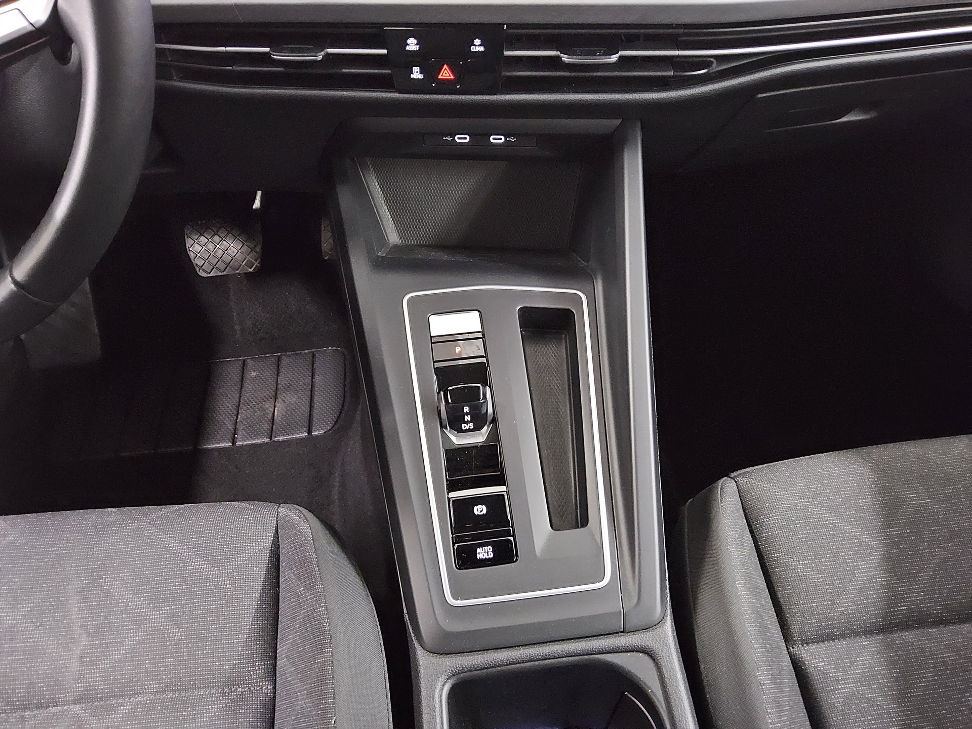 Volkswagen Golf-8 Var. 2.0 TDI Life Navi DC LED+ ACC 6