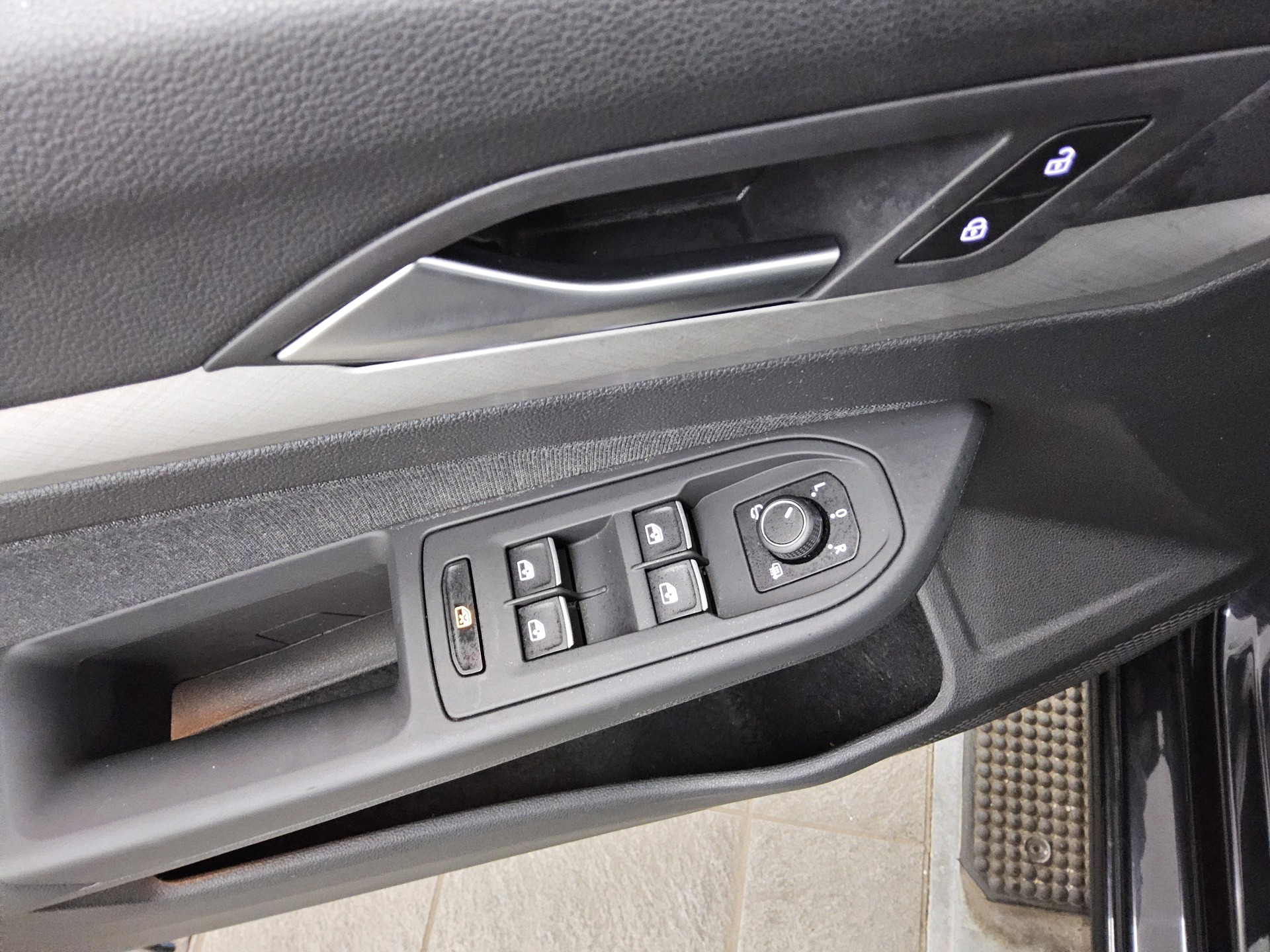 Volkswagen Golf-8 Var. 2.0 TDI Life Navi DC LED+ ACC 10