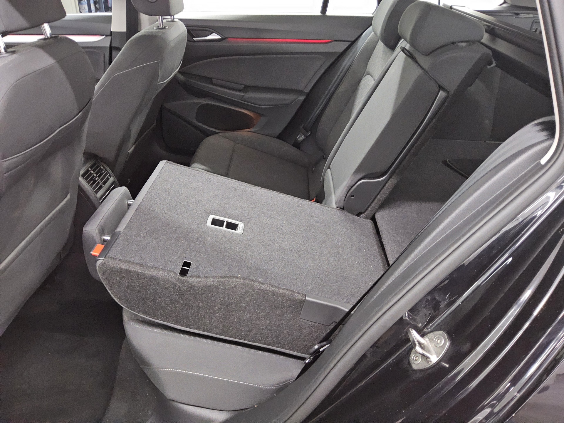 Volkswagen Golf-8 Var. 2.0 TDI Life Navi DC LED+ ACC 13