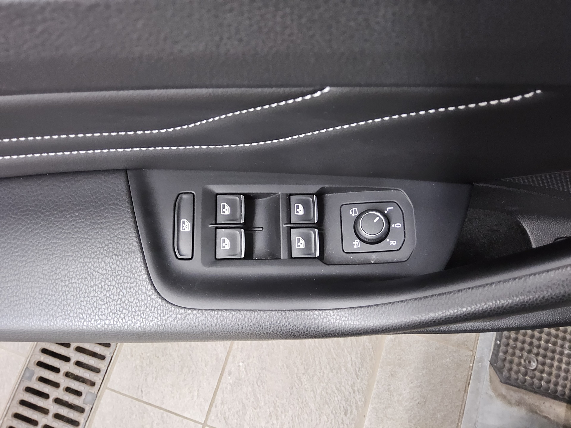 Volkswagen Passat Var. 2.0 TDI R-Line Leder Navi Matrix AHK 9