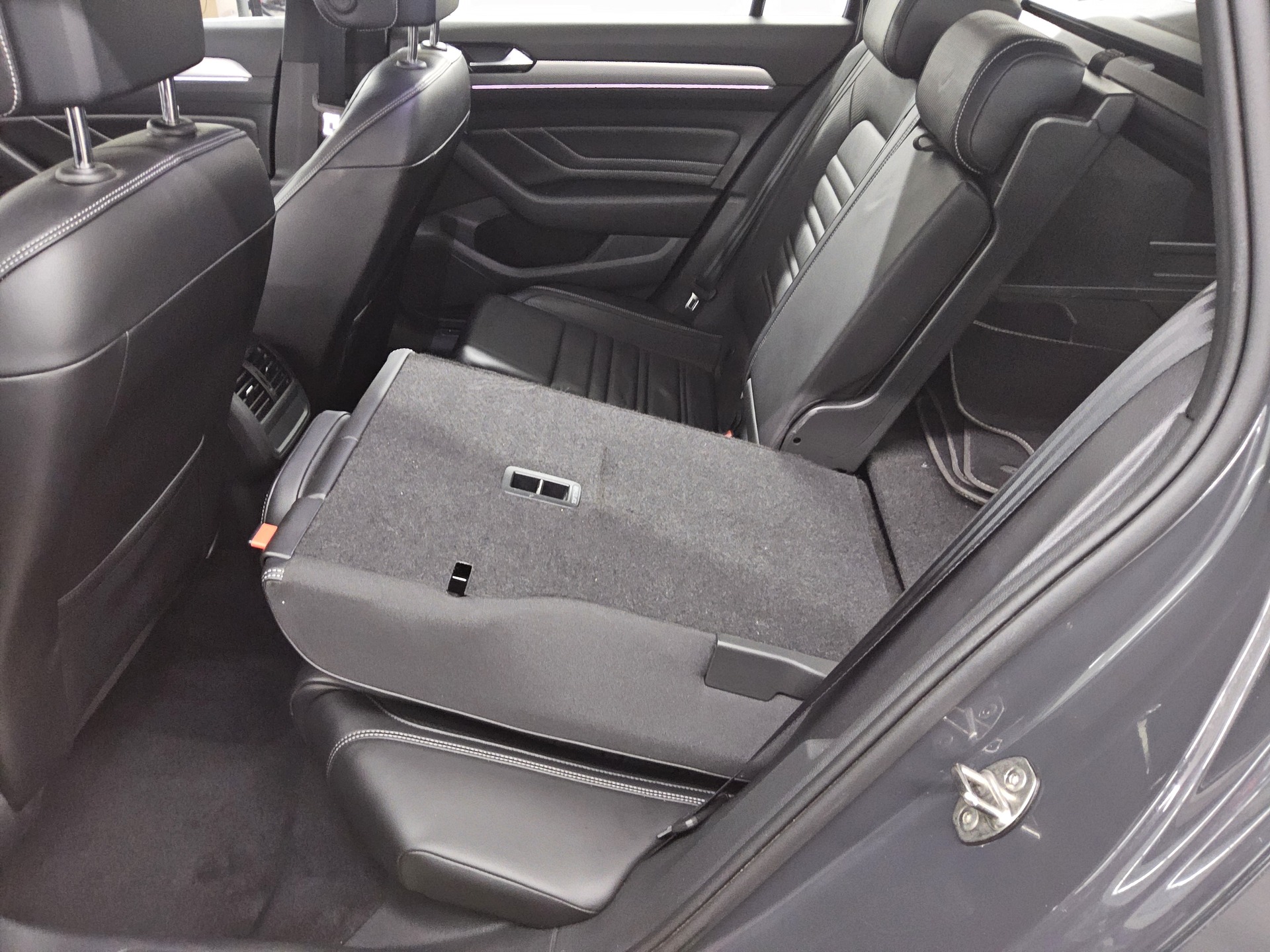 Volkswagen Passat Var. 2.0 TDI R-Line Leder Navi Matrix AHK 12