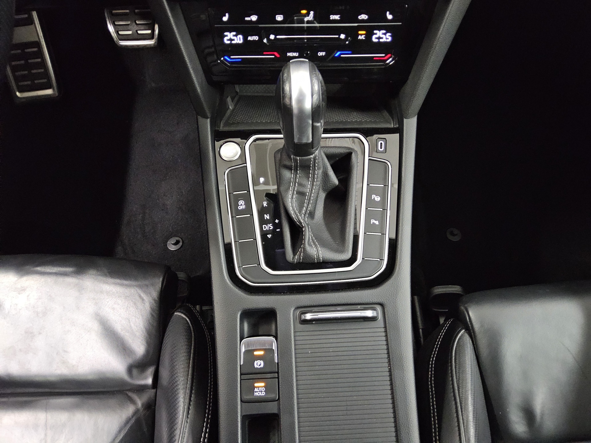 Volkswagen Passat Var. 2.0 TDI R-Line Leder Navi Matrix AHK 6