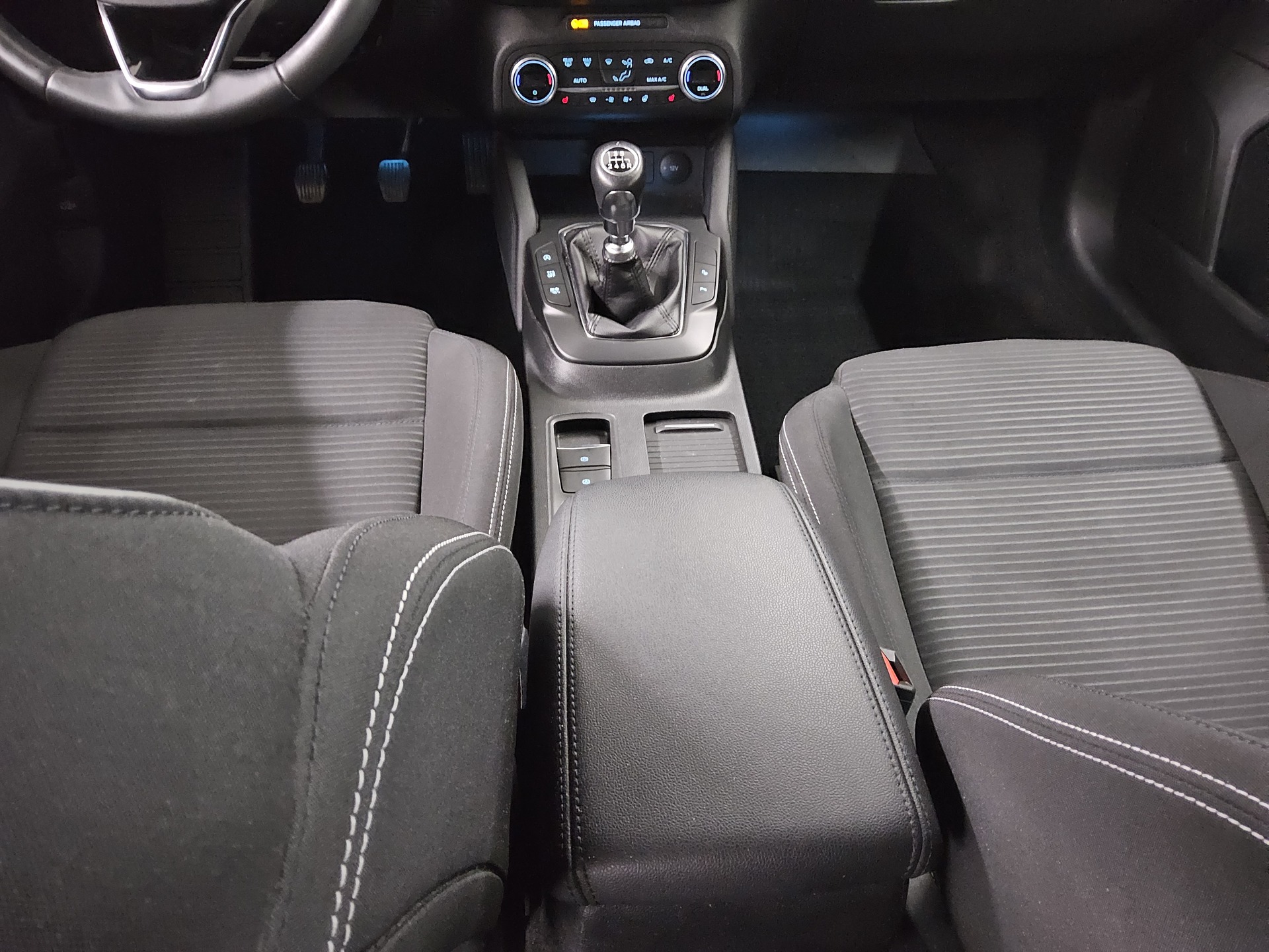 Ford Focus Turnier 1.0 EB Titanium Navi LED RFK Shz 6