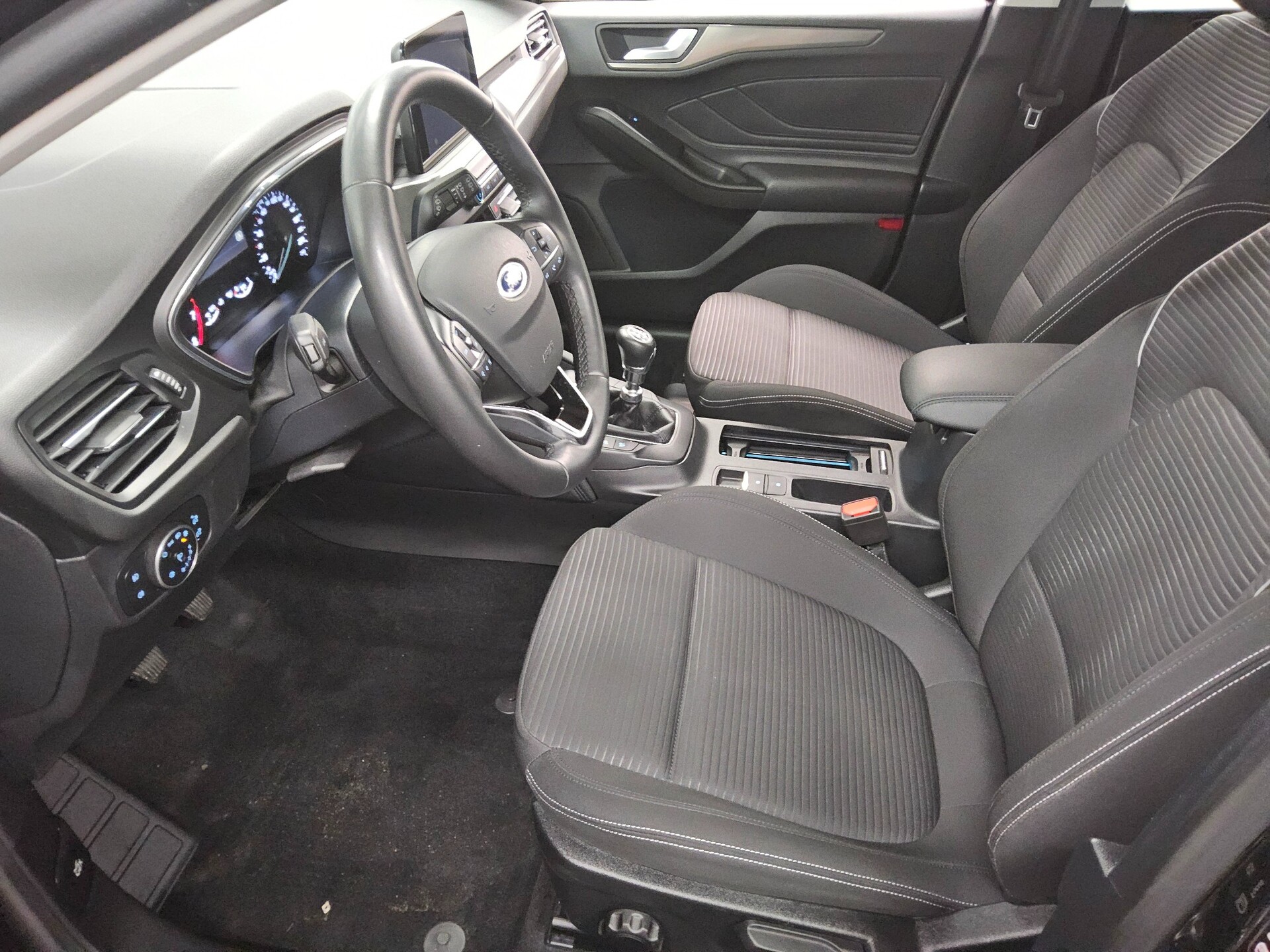 Ford Focus Turnier 1.0 EB Titanium Navi LED Tempomat 8