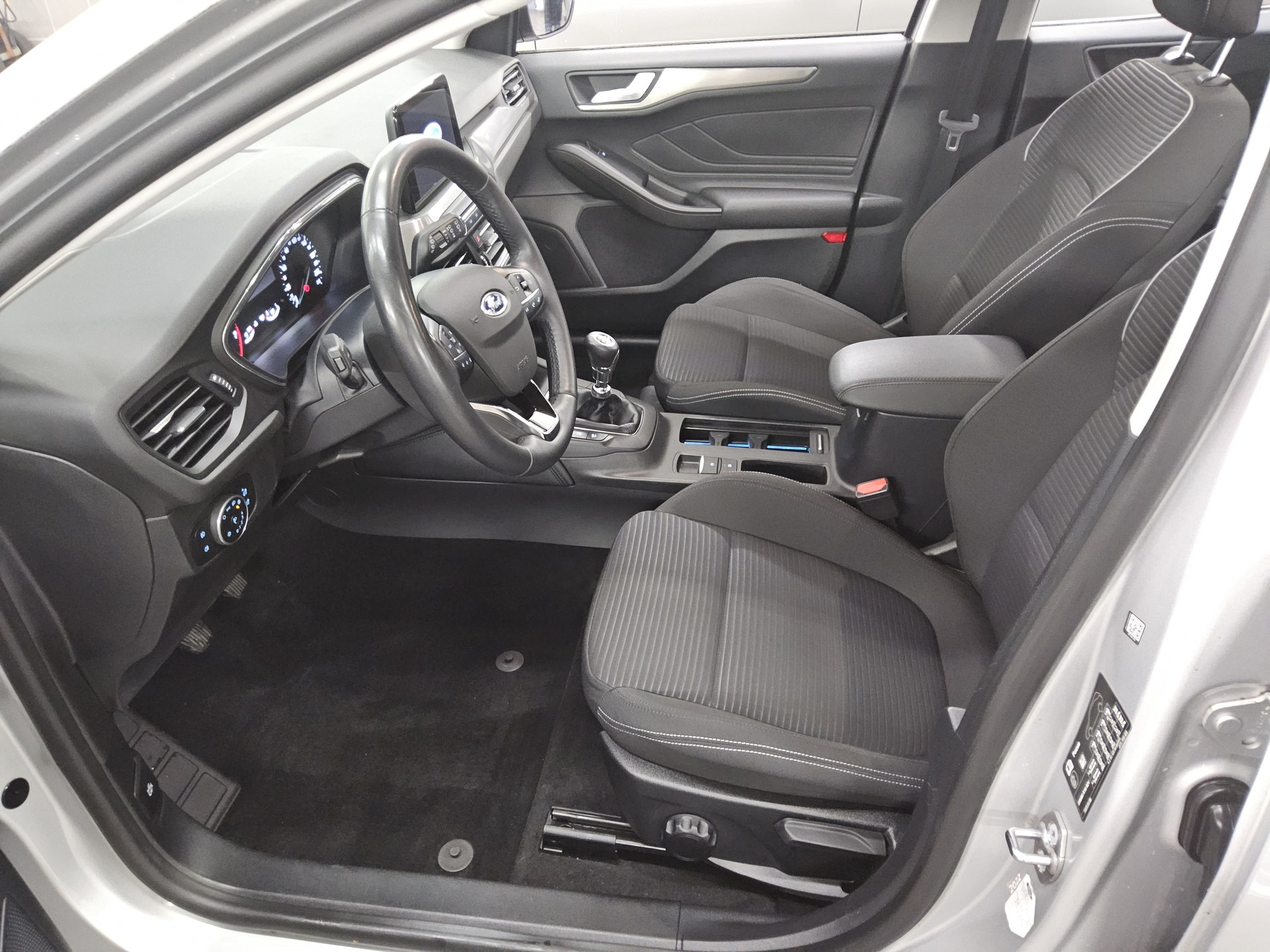 Ford Focus Turnier 1.0 EB Titanium Navi LED RfK Shz 8