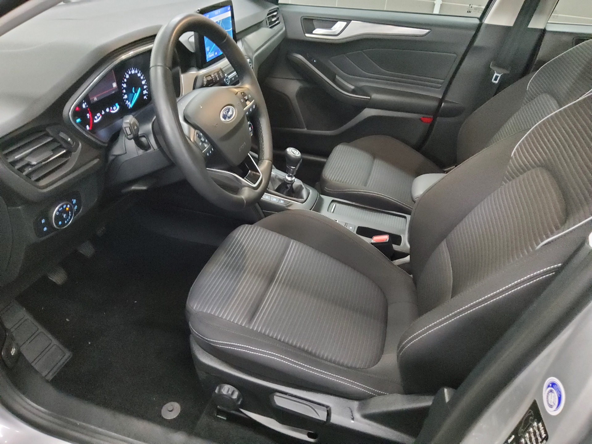 Ford Focus Turnier 1.0 EB Titanium Navi LED RfK Shz 8