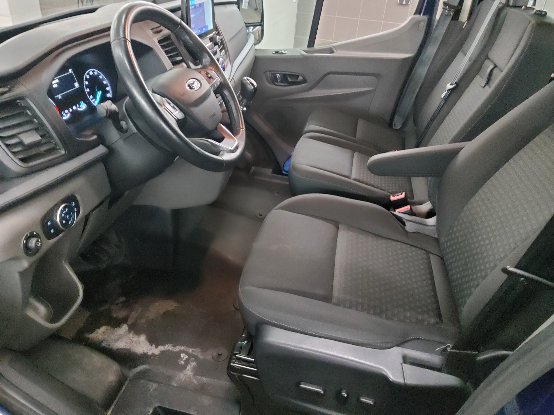 Ford Transit 2.0 TDCi FT 350 L3H2 9-Sitze Navi PDC 8