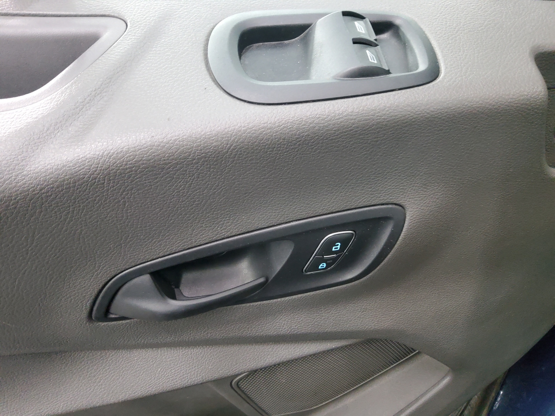 Ford Transit 2.0 TDCi FT 350 L3H2 9-Sitze Navi PDC 9