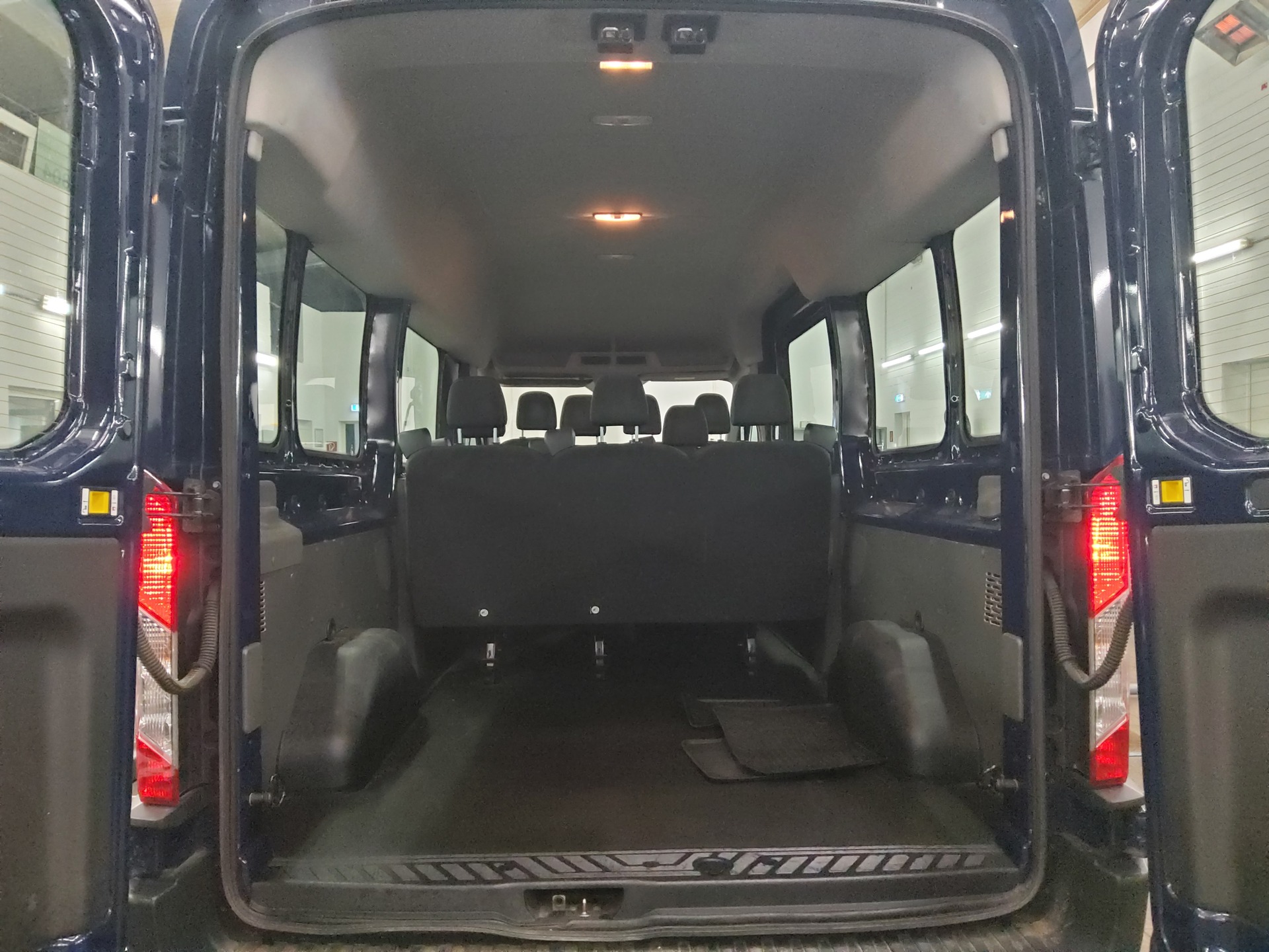 Ford Transit 2.0 TDCi FT 350 L3H2 9-Sitze Navi PDC 11